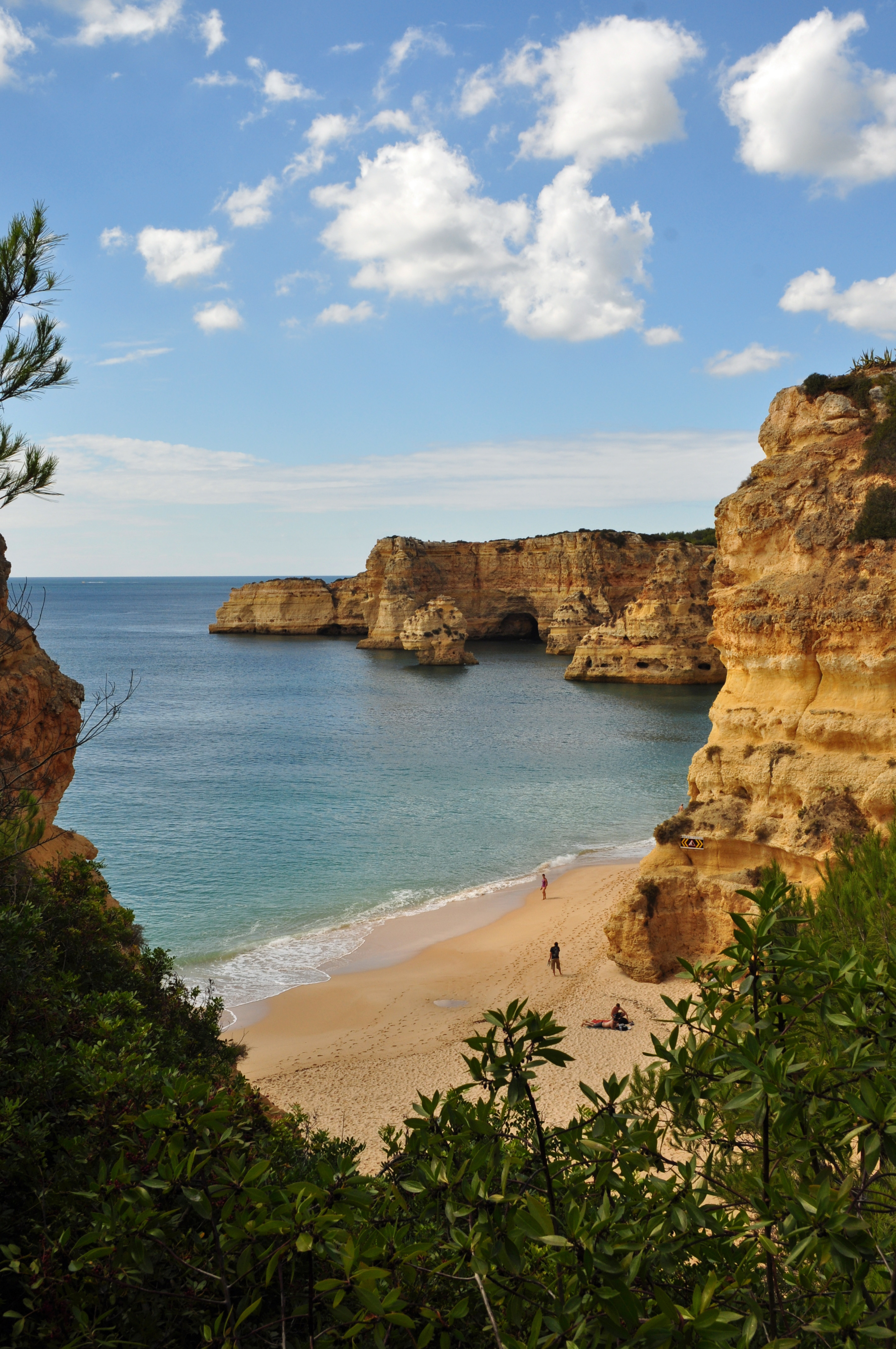 Pantai Marinha di Algarve dianggap oleh Michelin Guide sebagai salah satu dari 10 pantai terindah di Eropa.