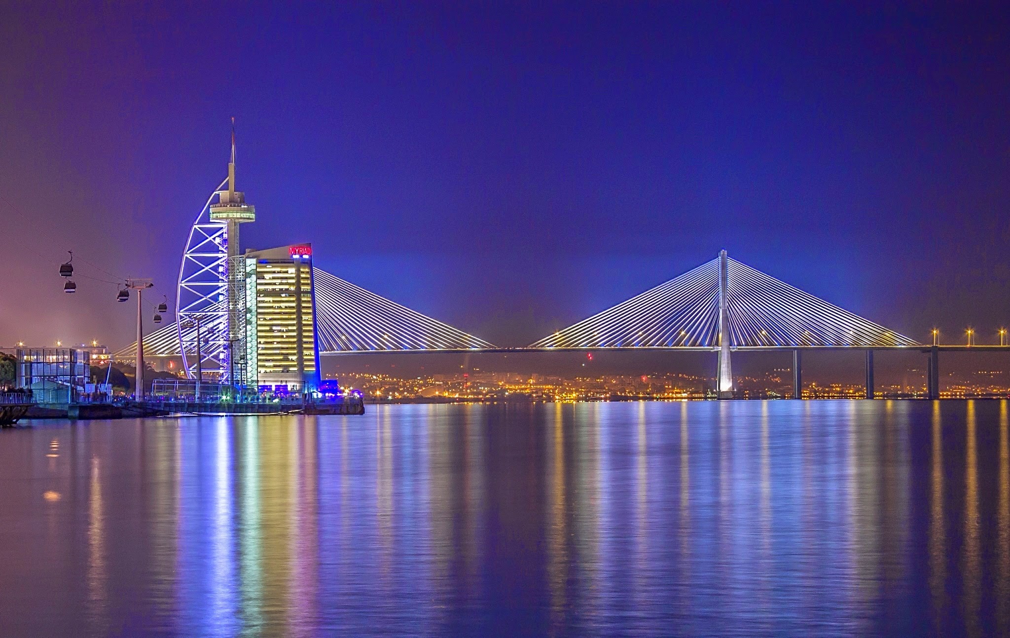 Menara Vasco da Gama di Parque das Nações dengan Jembatan Vasco da Gama, jembatan terpanjang di Uni Eropa, di Lisboa