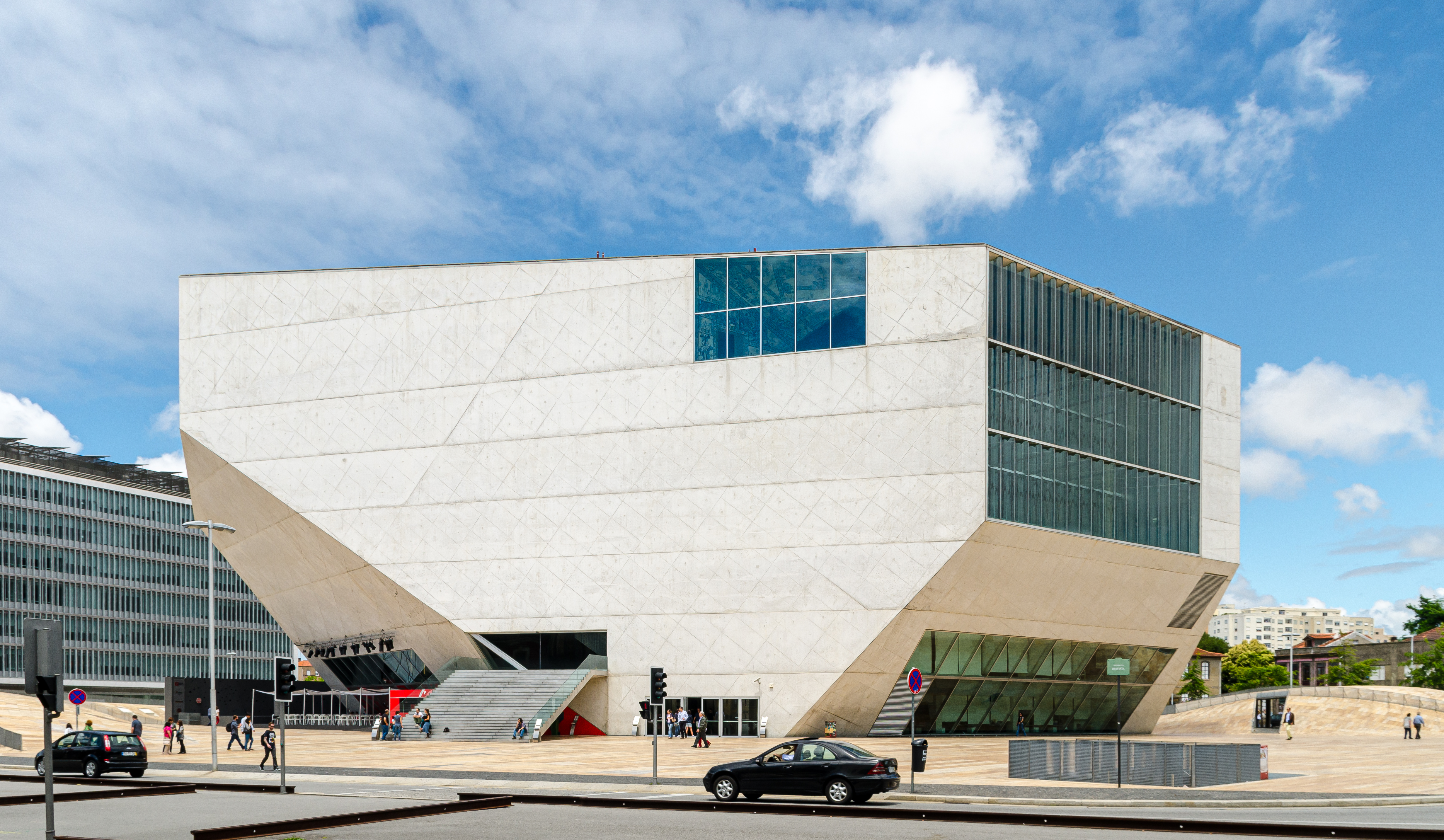 Casa da Música adalah contoh arsitektur modern.