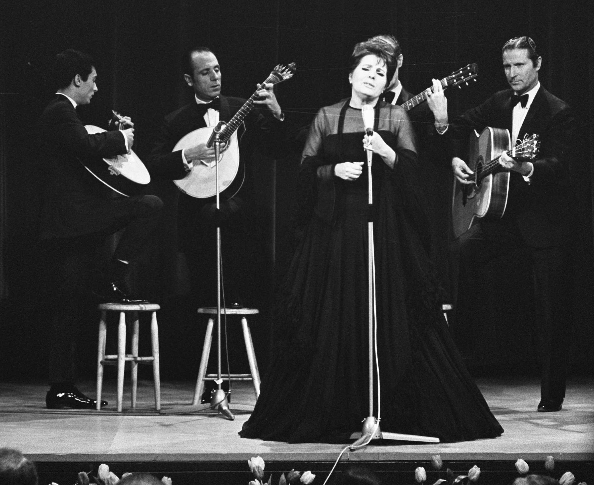 Amália Rodrigues tampil pada tahun 1969