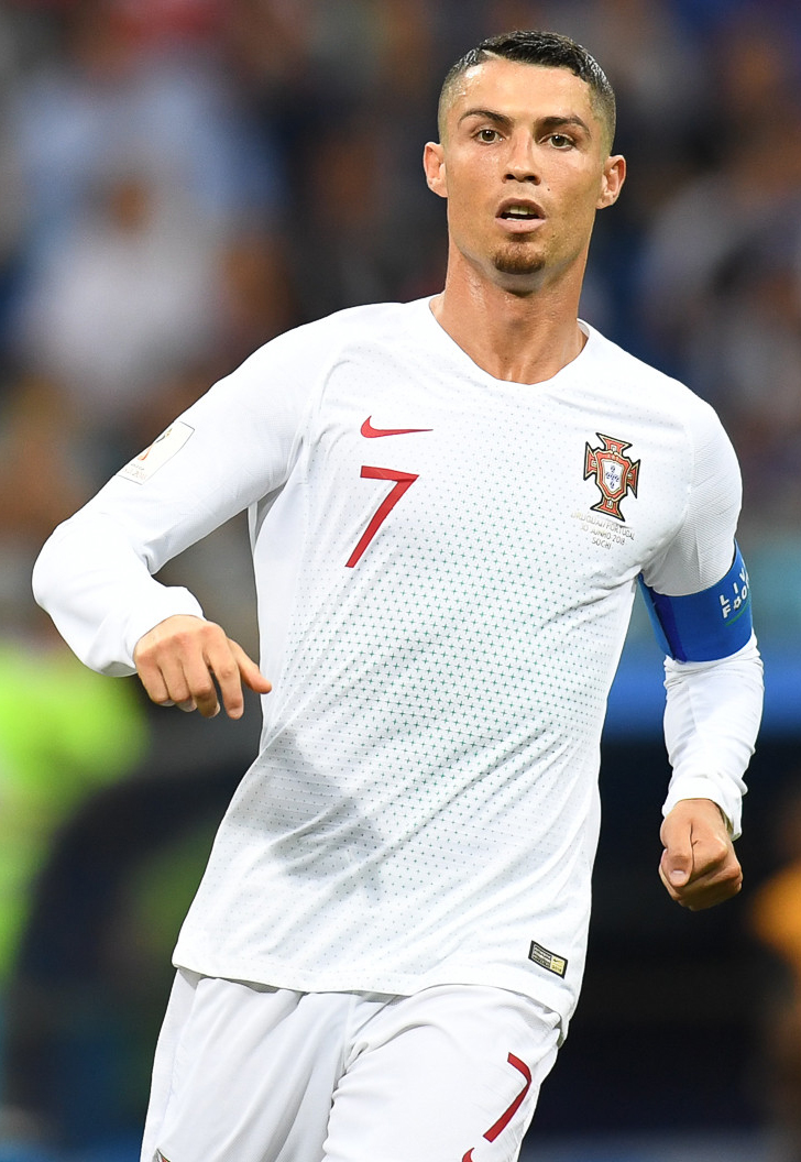 Cristiano Ronaldo dianggap sebagai salahsatu pemain sepak bola terhebat sepanjang masa