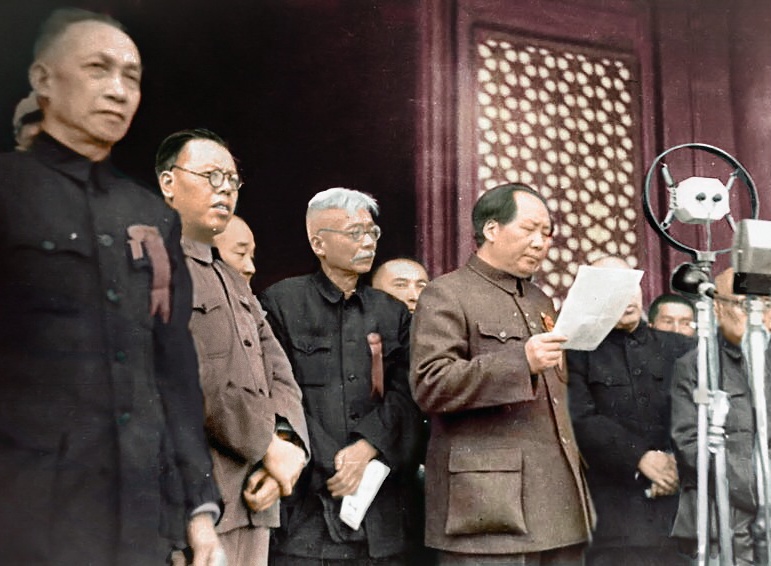 Upacara pendirian Republik Rakyat Tiongkok diadakan pada pukul 15:00 tanggal 1 Oktober 1949. Gambar di atas menunjukkan pengumuman Mao Zedong tentang pendirian Republik Rakyat Tiongkok di Lapangan Tiananmen.