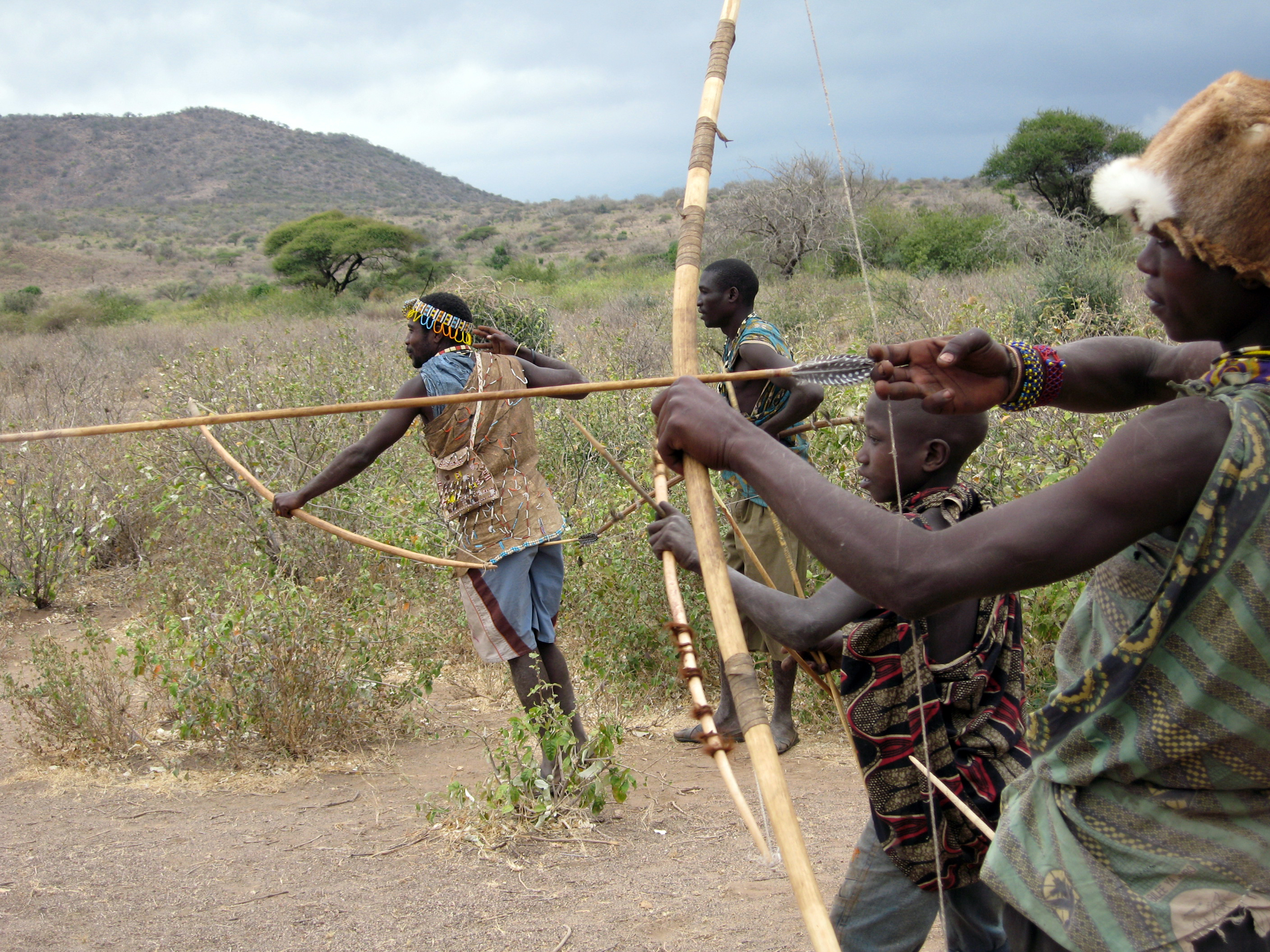 Người Hadza sống bằng nghề săn bắt hái lượm.