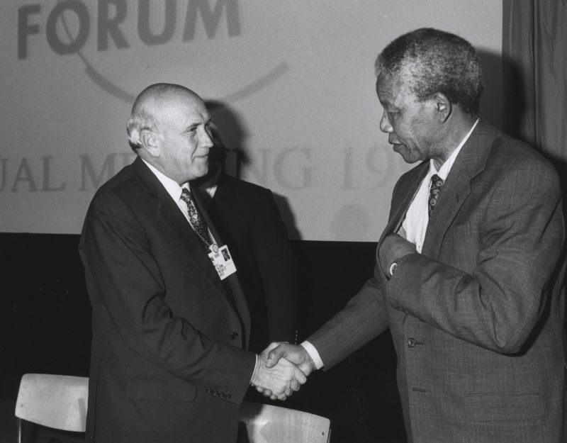 F.W. de Klerk dan Nelson Mandela berjabat tangan pada Januari 1992.