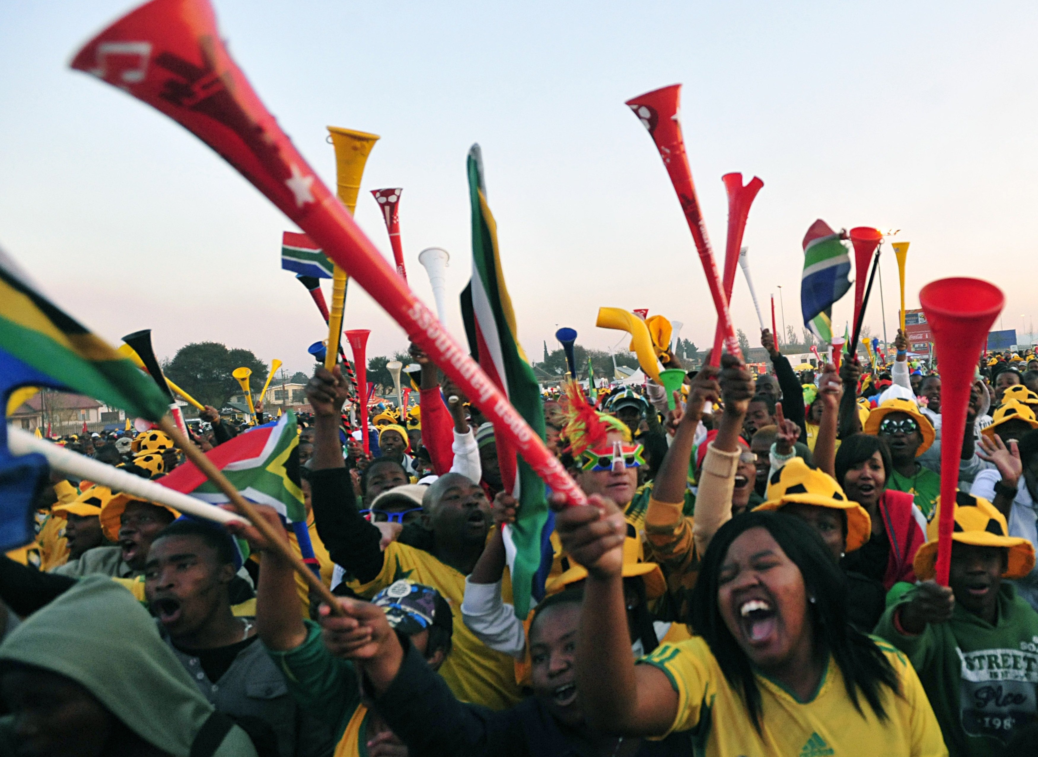 Penyokong menonton Piala Dunia FIFA 2010 dengan vuvuzela di pekan Soweto, pinggir bandar Johannesburg.