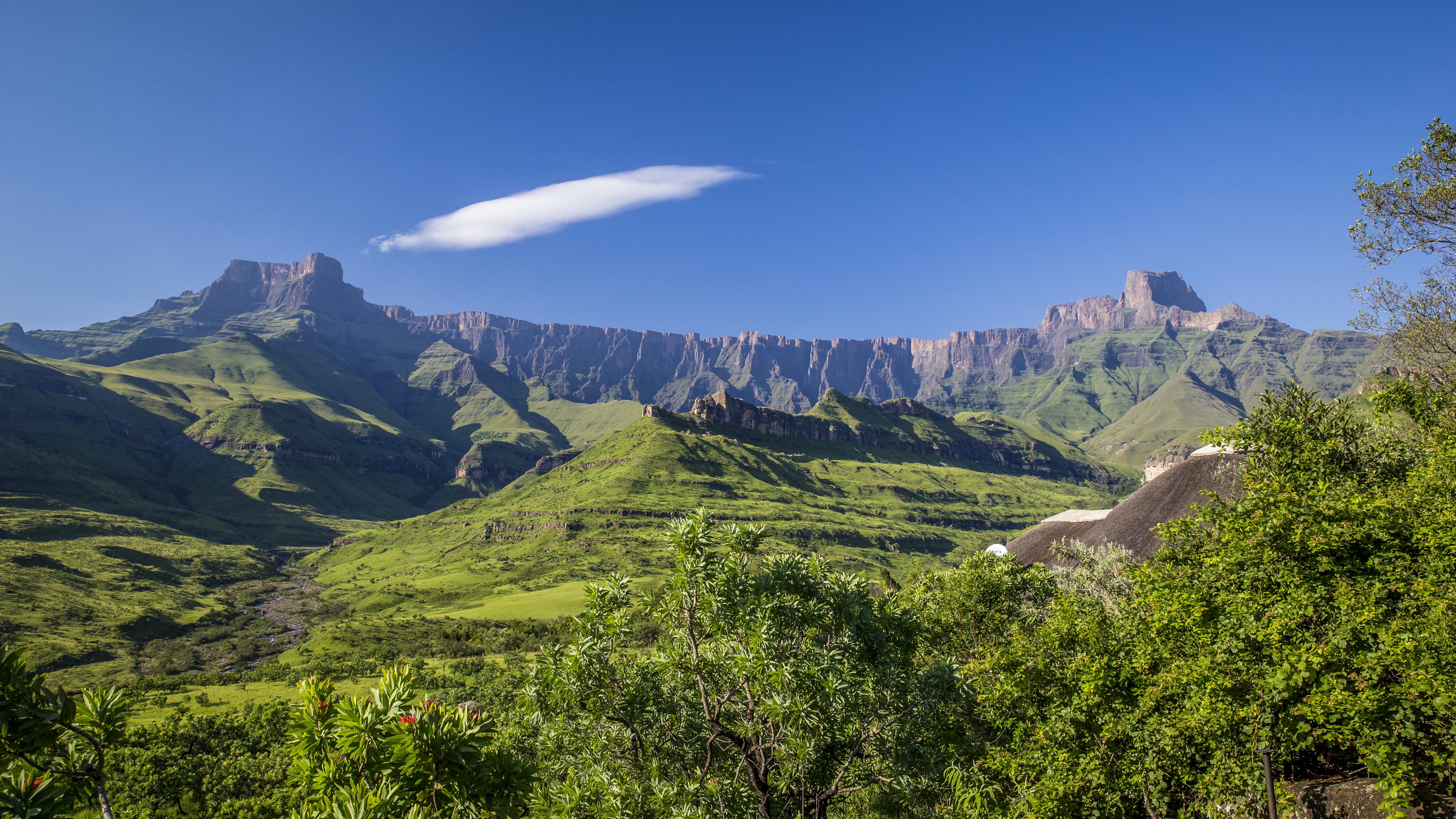Drakensberg, bahagian timur dan tertinggi Lerengan Besar yang mengelilingi sempadan timur, selatan dan barat dataran tinggi tengah