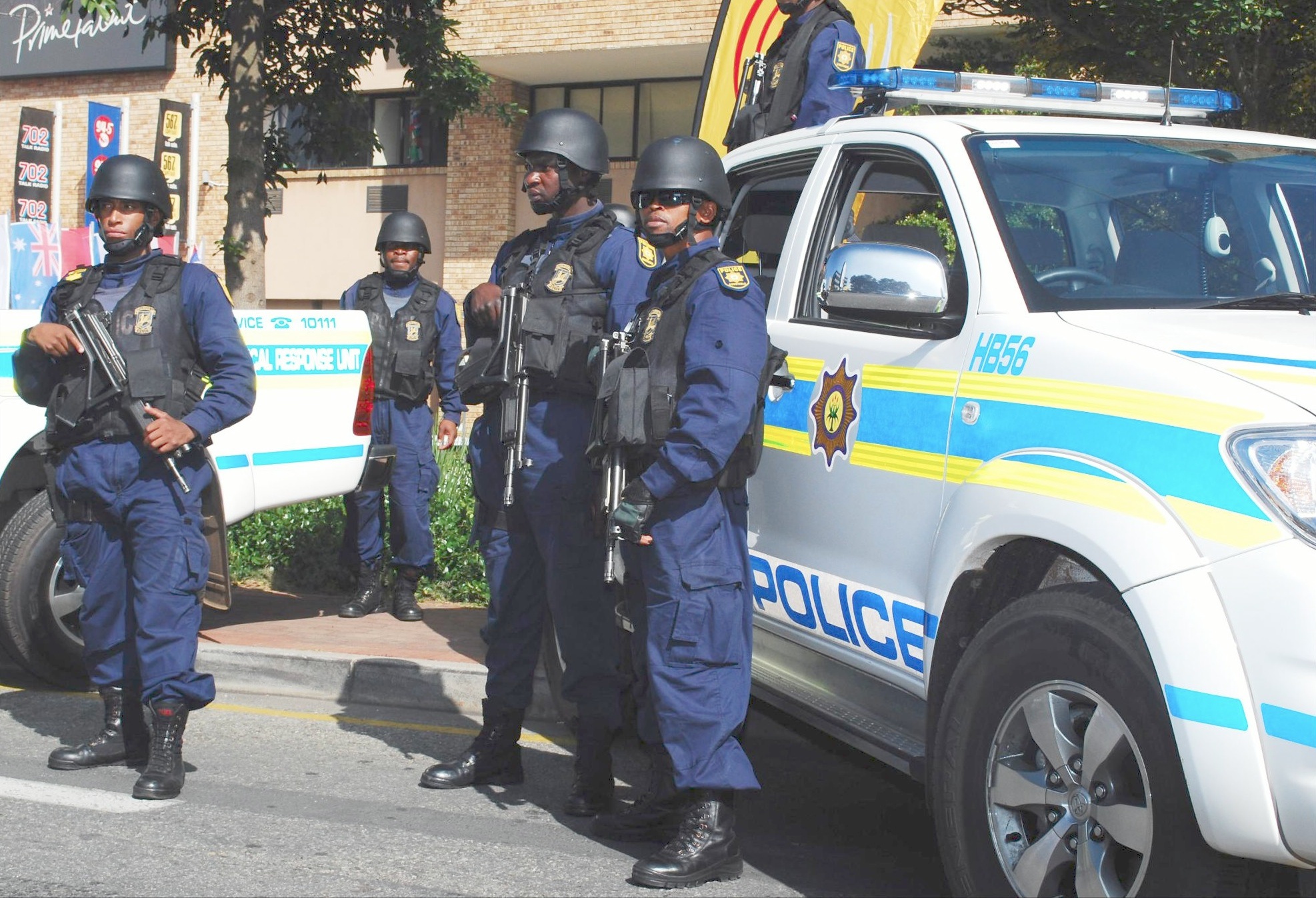 Pegawai Perkhidmatan Polis Afrika Selatan dengan senapang Vektor R5 semasa perarakan di Johannesburg, 2010