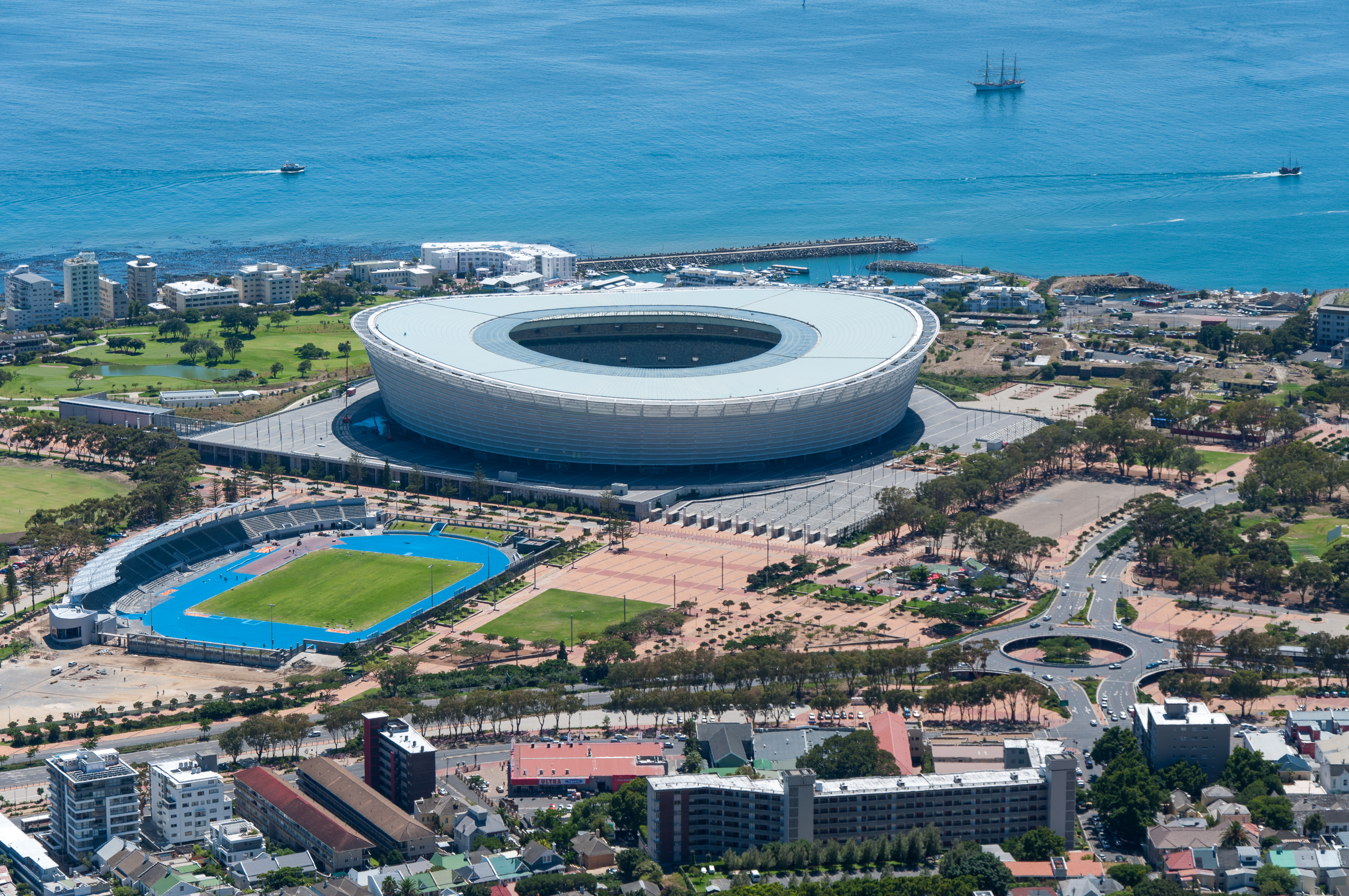Stadium Cape Town adalah stadium ke-5 terbesar di Afrika Selatan, dengan kapasiti 55,000.