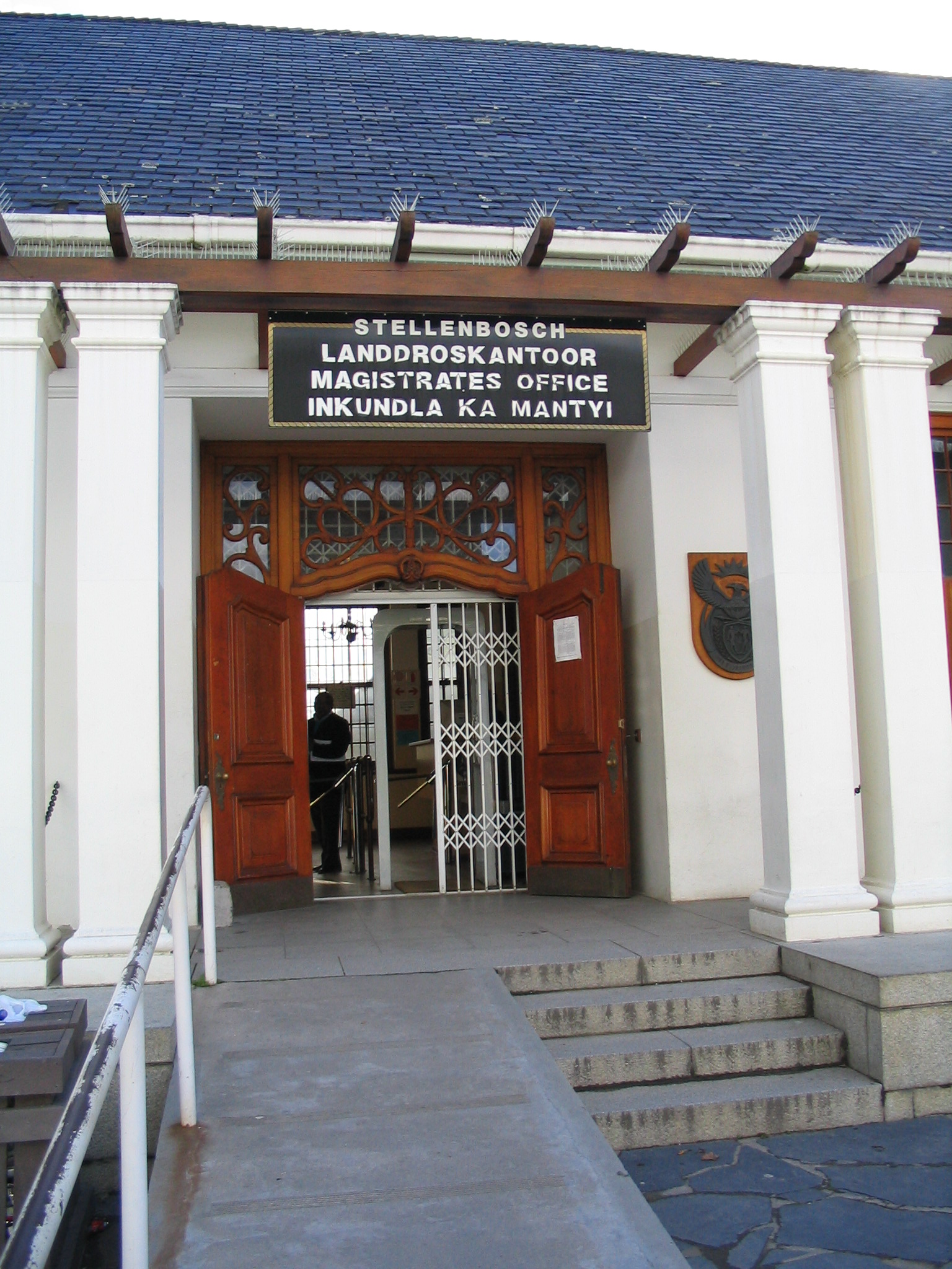 Kantor Magistrat Stellenbosch, dengan papan nama dalam bahasa Afrikaans, Inggris, dan Xhosa