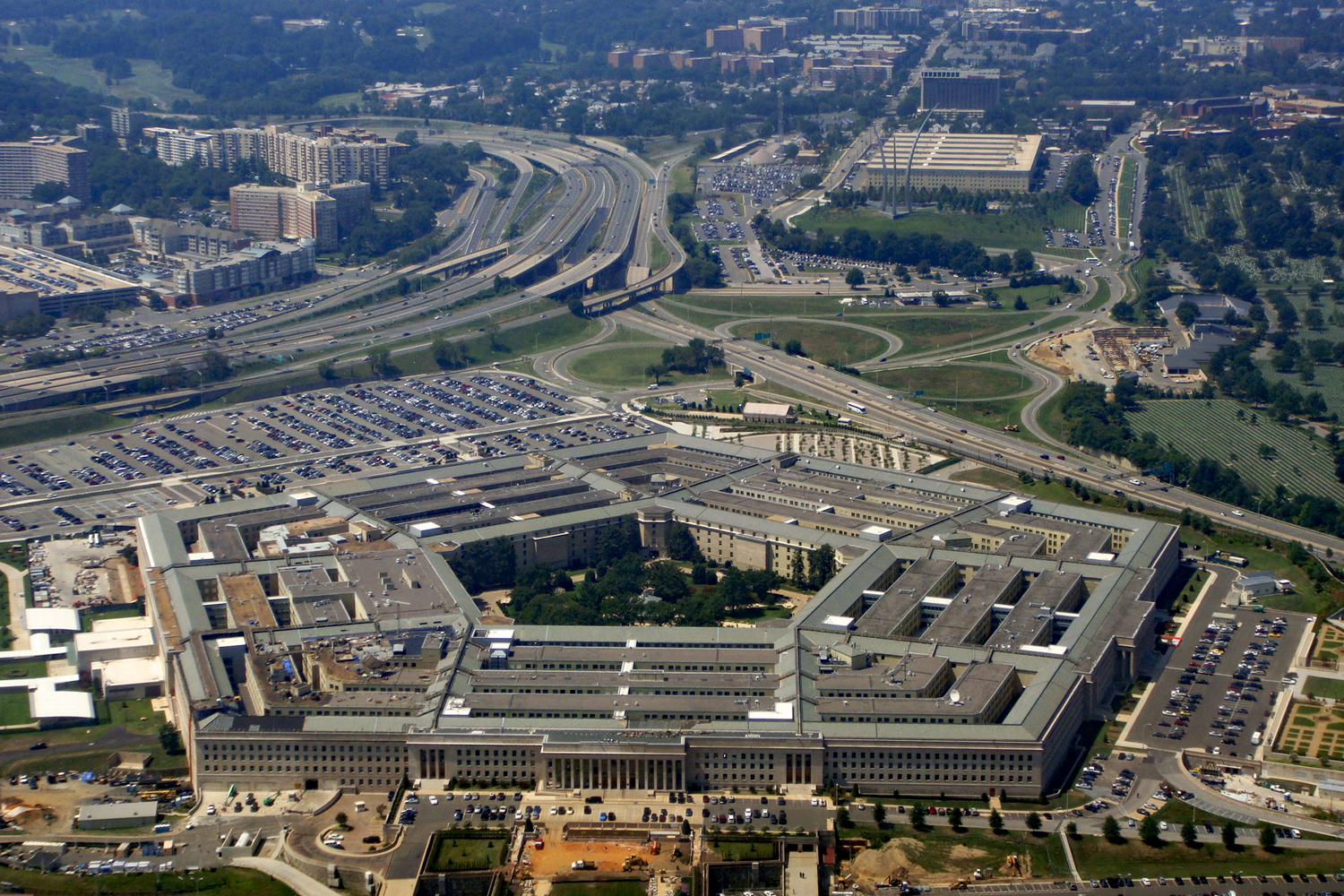 The Pentagon, ibu pejabat Jabatan Pertahanan A.S. di Daerah Arlington, Virginia, merupakan salah satu bangunan pejabat terbesar di dunia dengan lebih 0.6 M m2 (6.50 M ft2) ruang lantai.