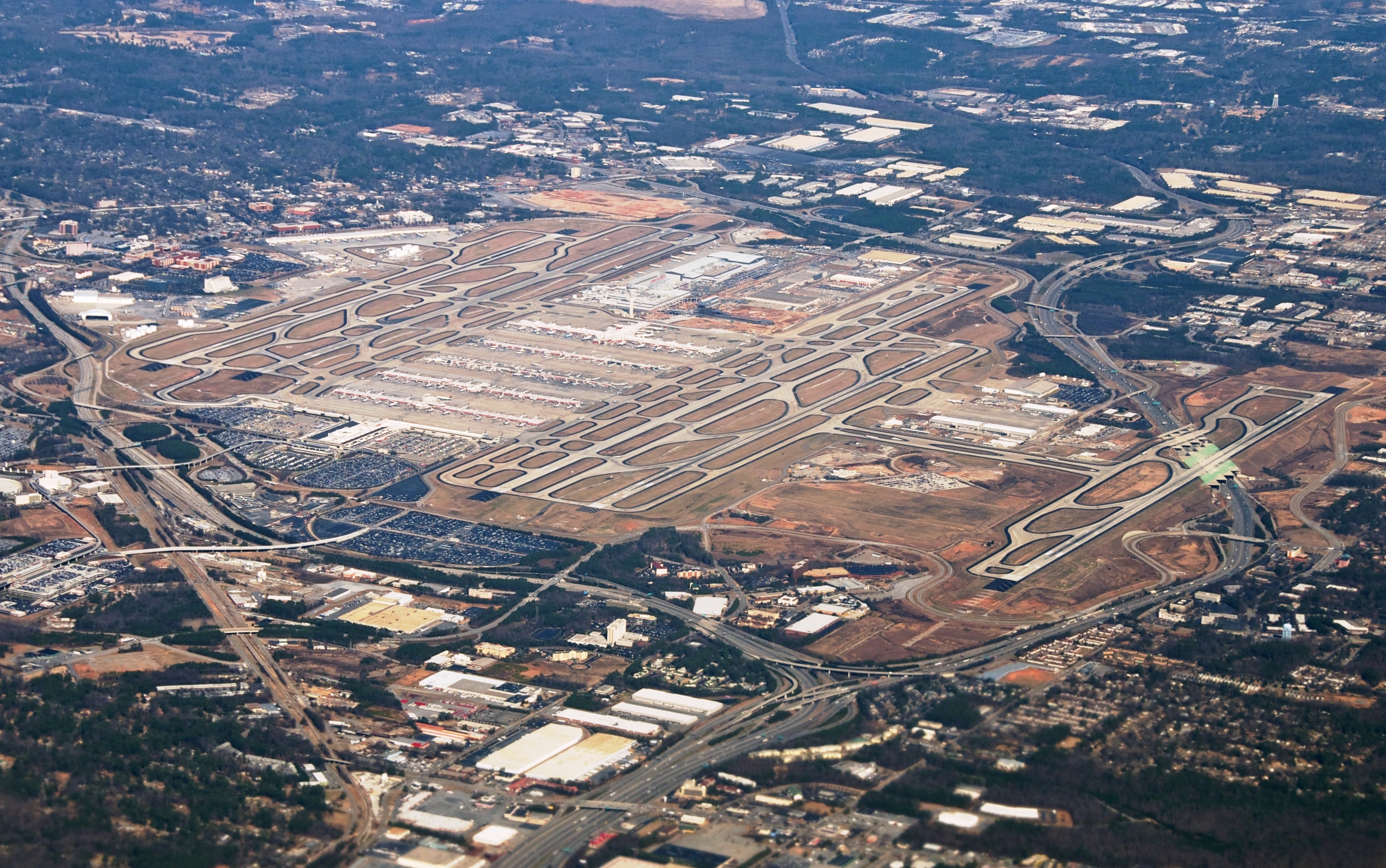 Lapangan Terbang Antarabangsa Hartsfield-Jackson Atlanta, yang memberi perkhidmatan kepada kawasan metropolitan Atlanta, merupakan lapangan terbang tersibuk dunia mengikut trafik penumpang dengan lebih 75 juta penumpang pada tahun 2021.
