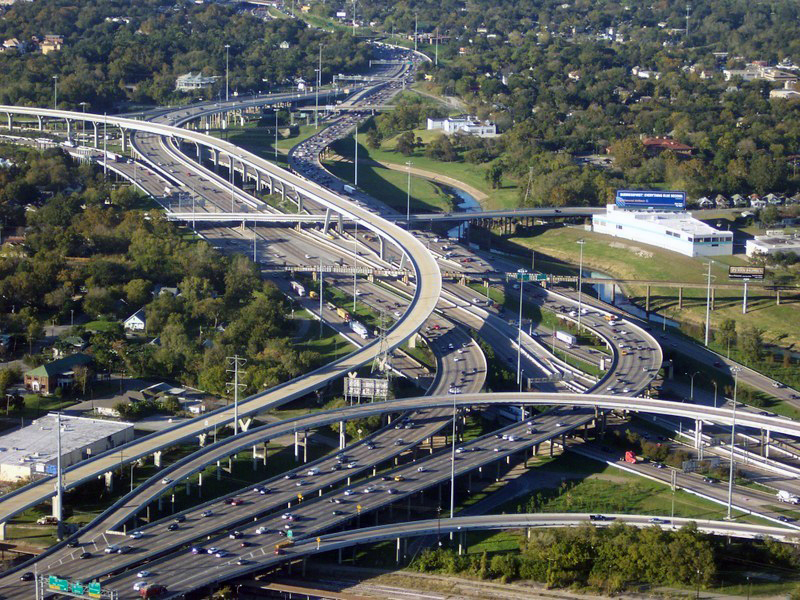 Persimpangan antara Interstate 10 dan Interstate 45 di Houston, Texas.