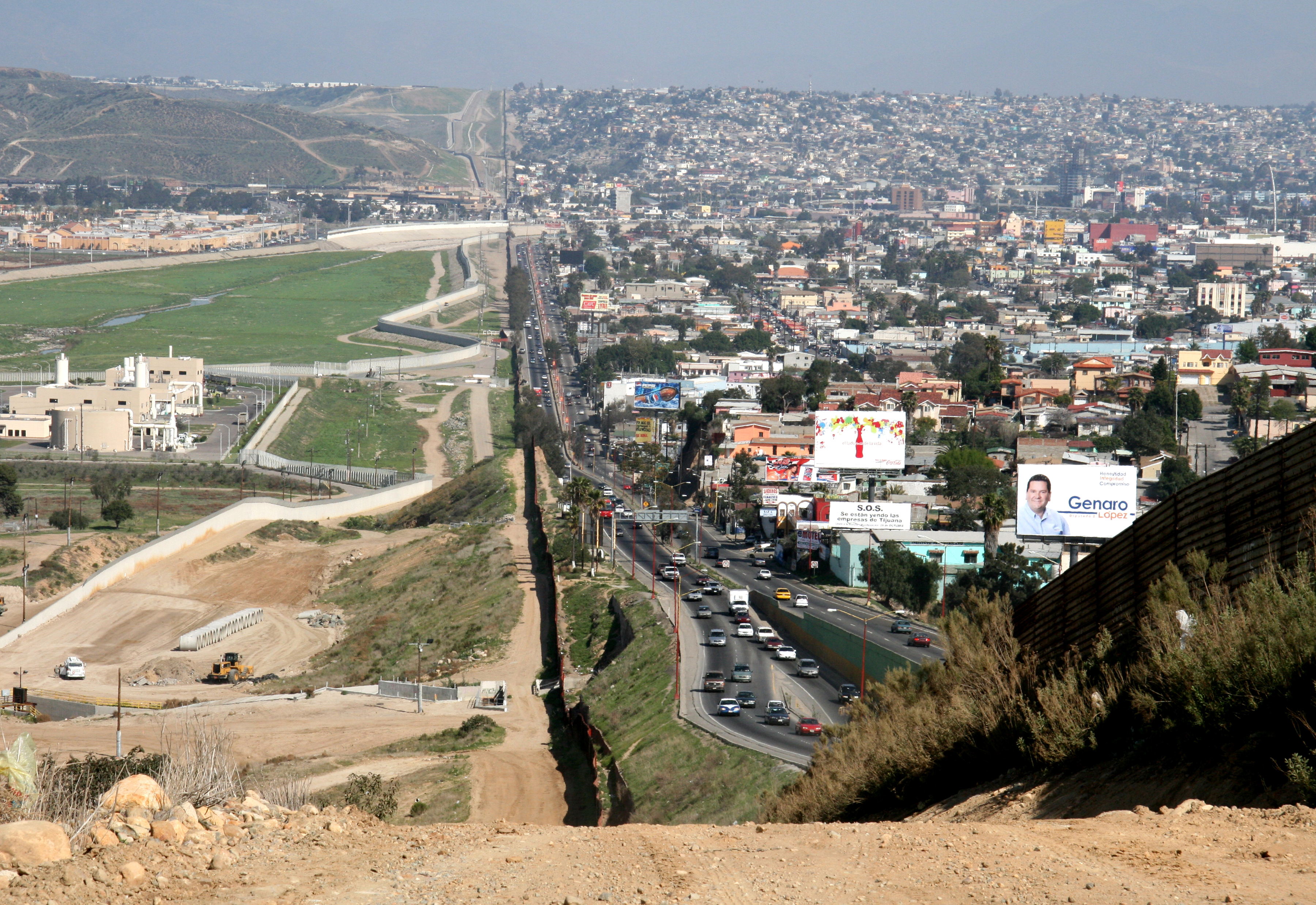 Tembok sempadan Mexico-Amerika Syarikat antara San Diego (kiri) dan Tijuana (kanan)