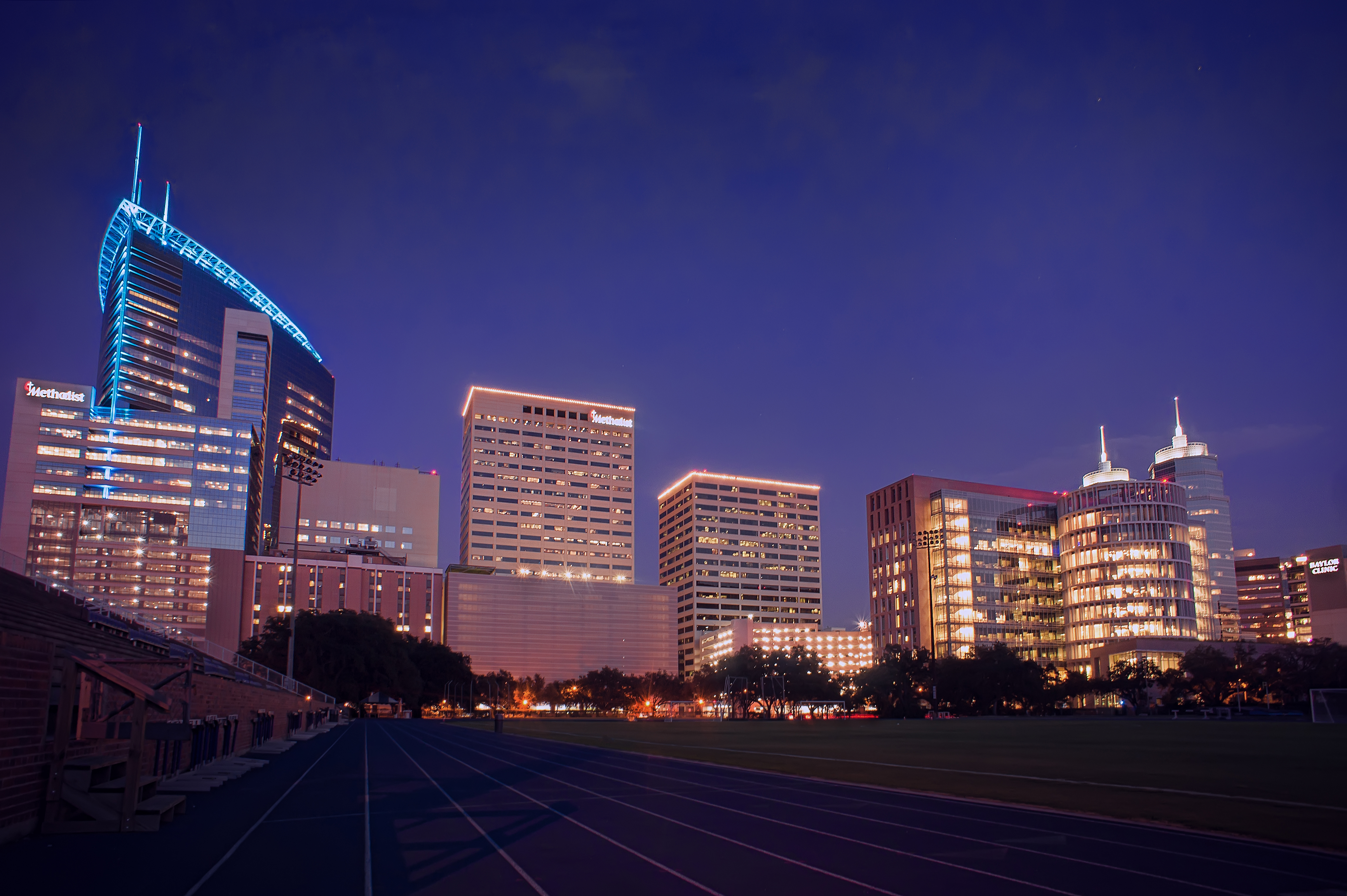 Pusat Perubatan Texas di Houston ialah kompleks perubatan terbesar di dunia. Pada tahun 2018, ia mengambil 120,000 pekerja dan merawat 10 juta pesakit.