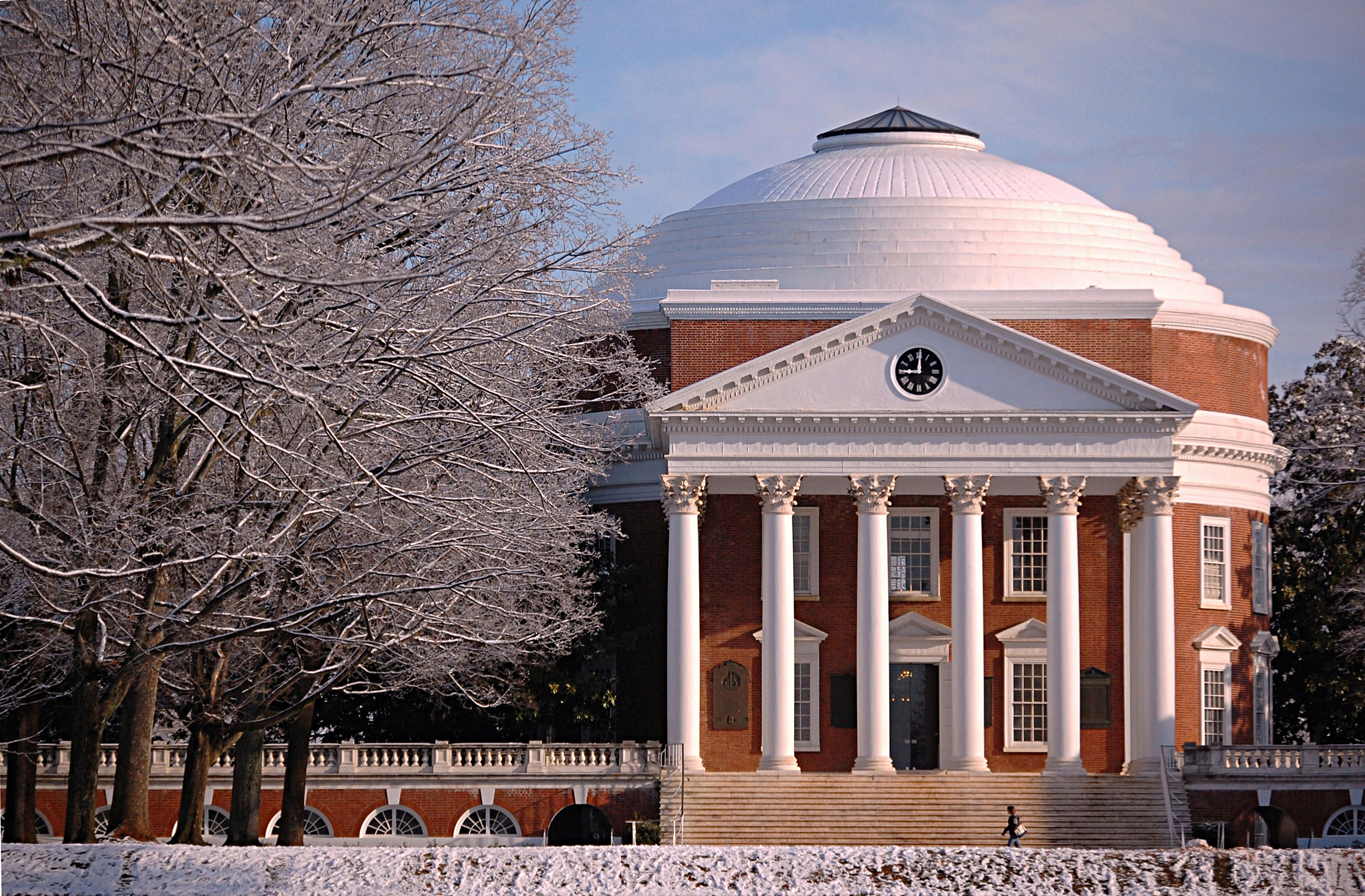 Kira-kira 77% pelajar kolej Amerika menghadiri institusi awam seperti Universiti Virginia, yang diasaskan oleh Thomas Jefferson pada tahun 1819.