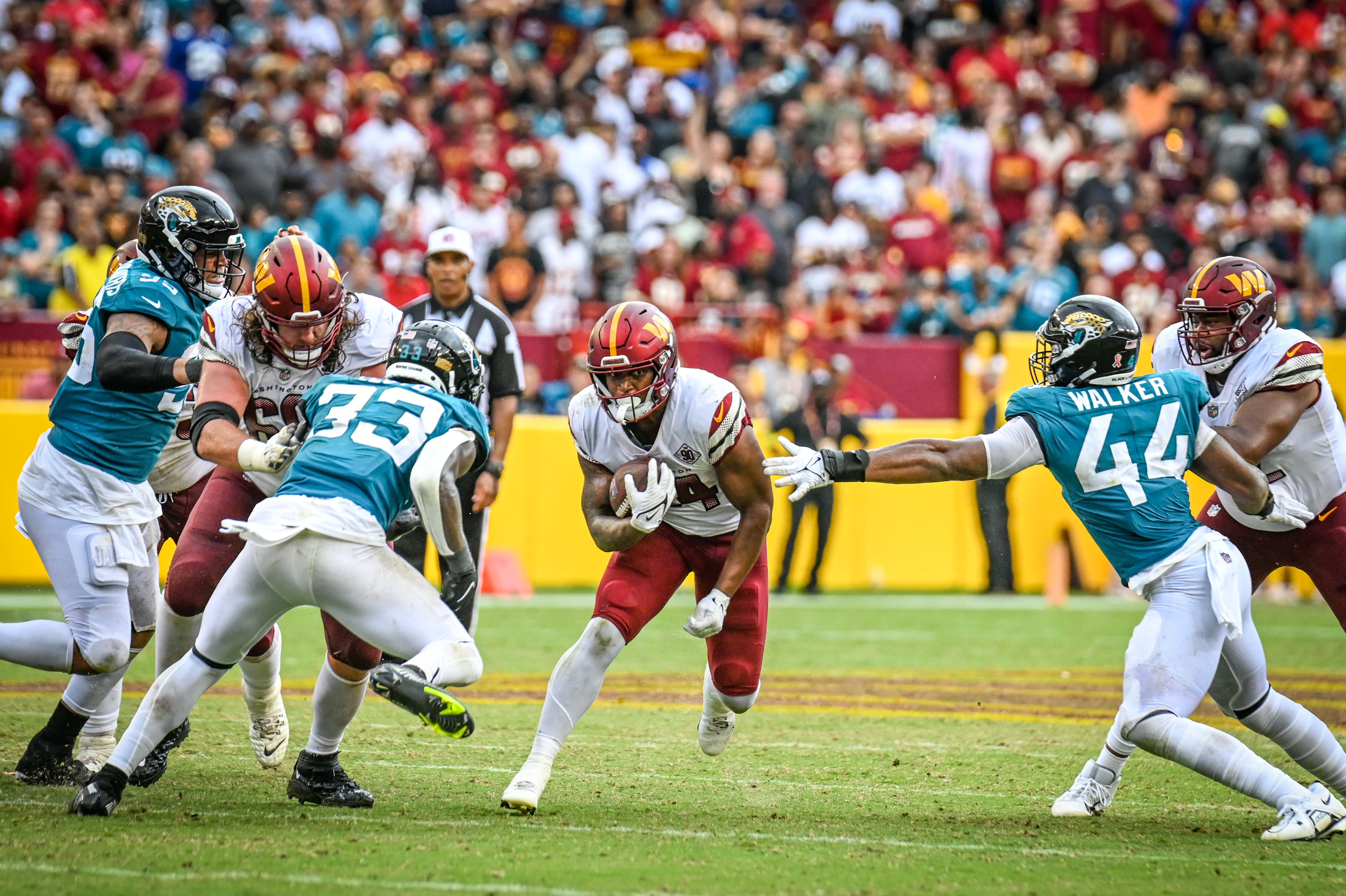Sepak bola Amerika adalah olahraga paling populer di Amerika Serikat; dalam pertandingan National Football League September 2022 ini, Jacksonville Jaguars bermain melawan Washington Commanders di FedExField.