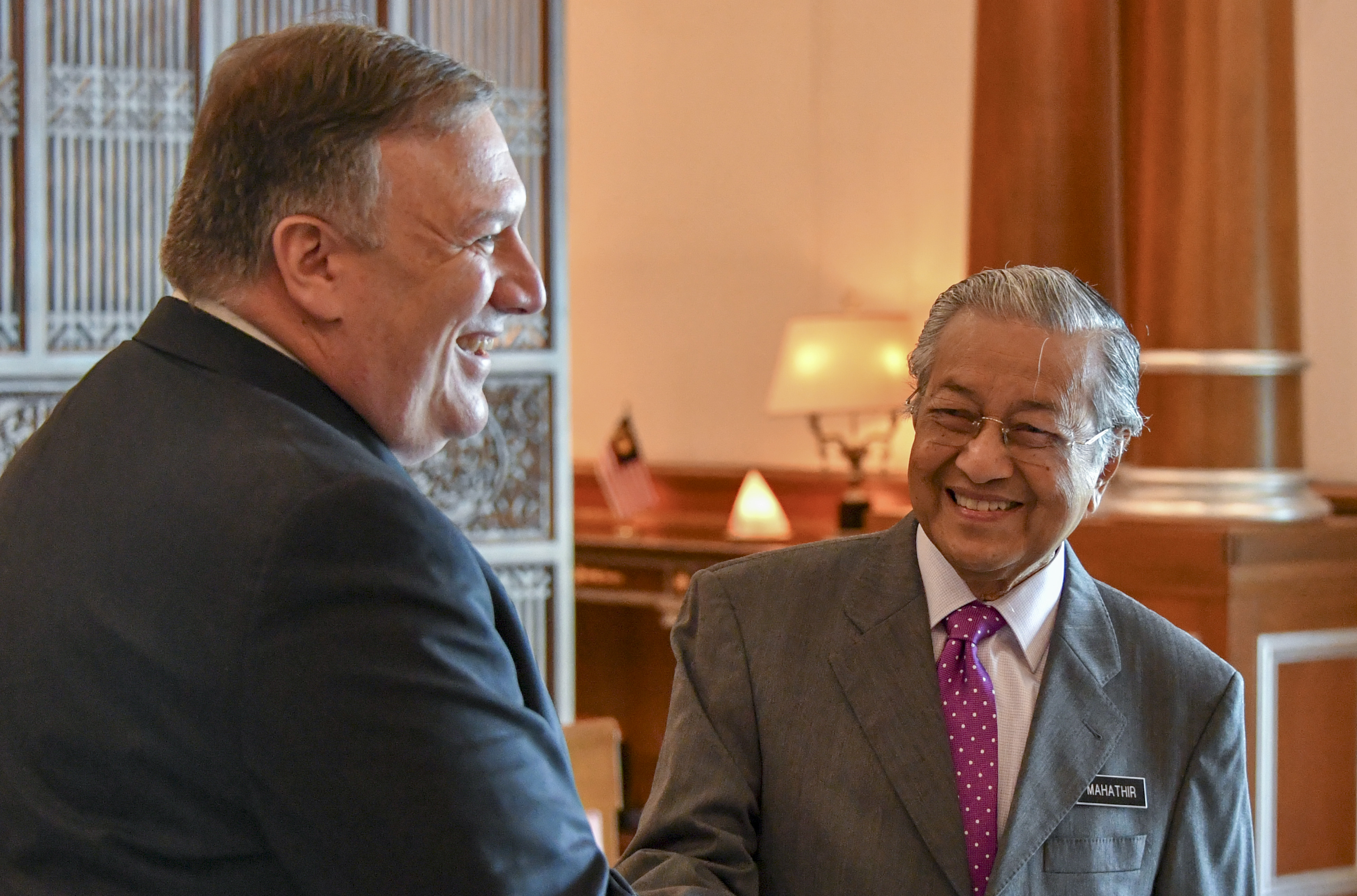 Mantan Perdana Menteri Mahathir Mohamad bertemu dengan Menteri Luar Negeri AS Mike Pompeo di Kantor Perdana Menteri di Putrajaya, 2018
