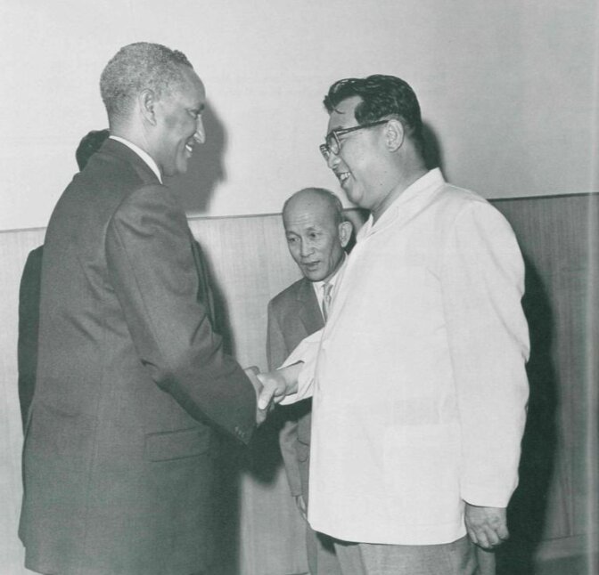1970년 조선민주주의인민공화국에서 김일성 주석과 만나는 모하메드 아이난셰 굴레드
