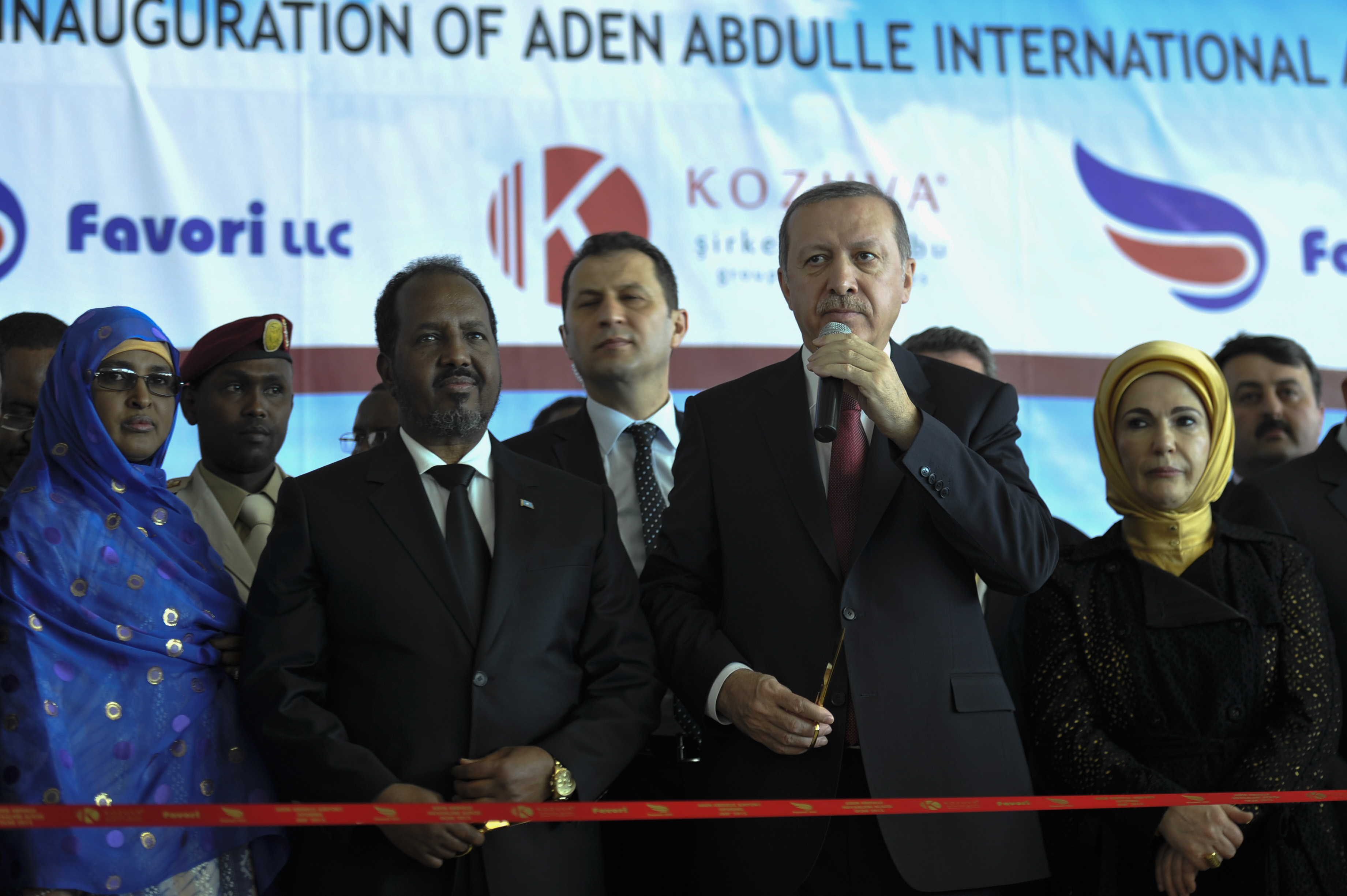 Presiden Somalia Hassan Sheikh Mohamud bersama Presiden Turki Recep Tayyip Erdogan merasmikan terminal baru Lapangan Terbang Antarabangsa Aden Abdulle di Mogadishu, Somalia. (25 Januari 2015)