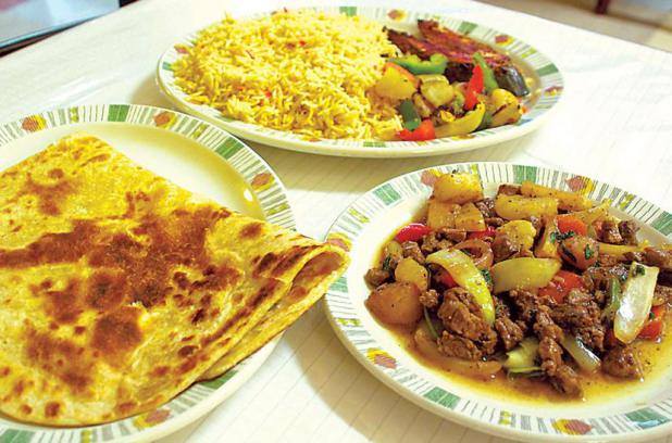 Nasi Somalia (bariis) dan ikan (kalluun), Hati (beer) dengan sayur-sayuran juga lempeng (Sabaayad)