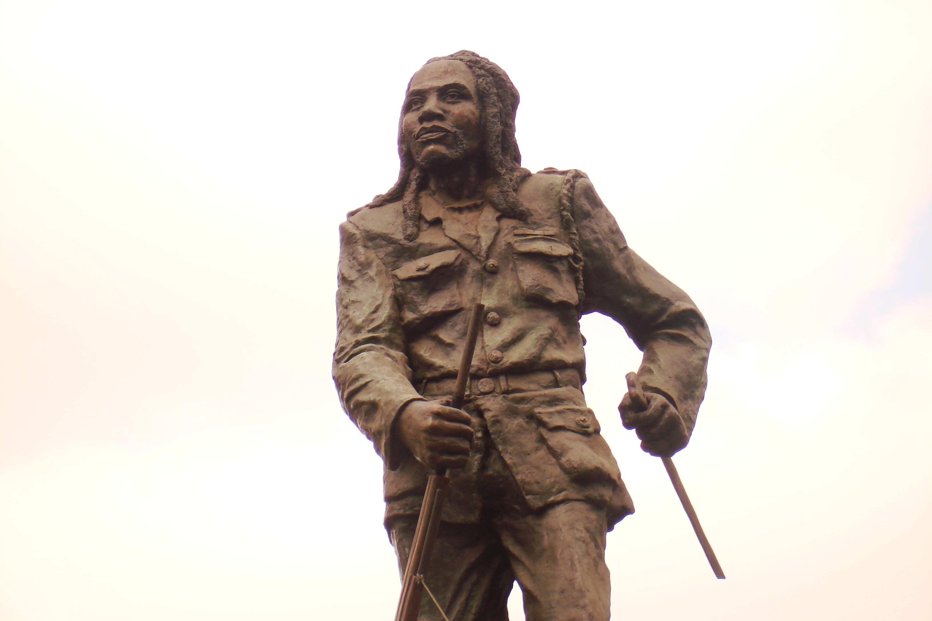 Một bức tượng của Dedan Kimathi, một nhà lãnh đạo Kenya thuộc Mau Mau đã chiến đấu chống lại hệ thống thuộc địa của Anh trong những năm 1950.