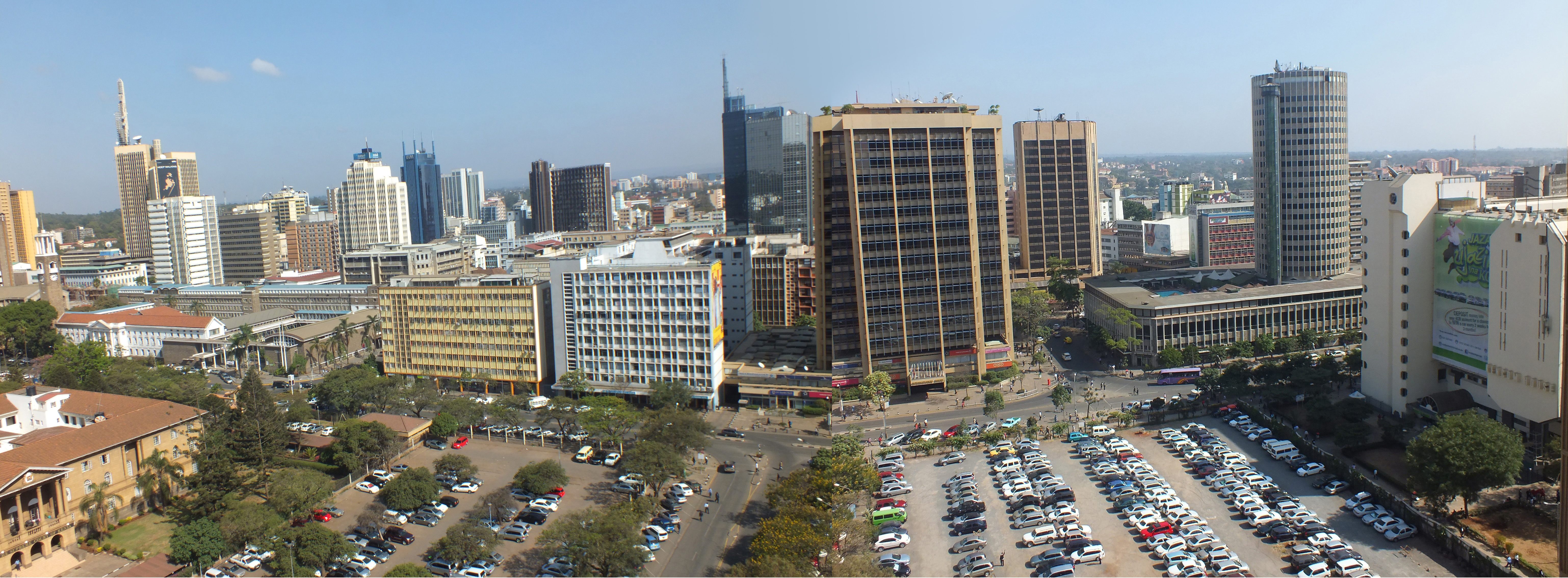 Văn phòng Ngân hàng Thương mại Kenya tại KENCOM House (phải) ở Nairobi.