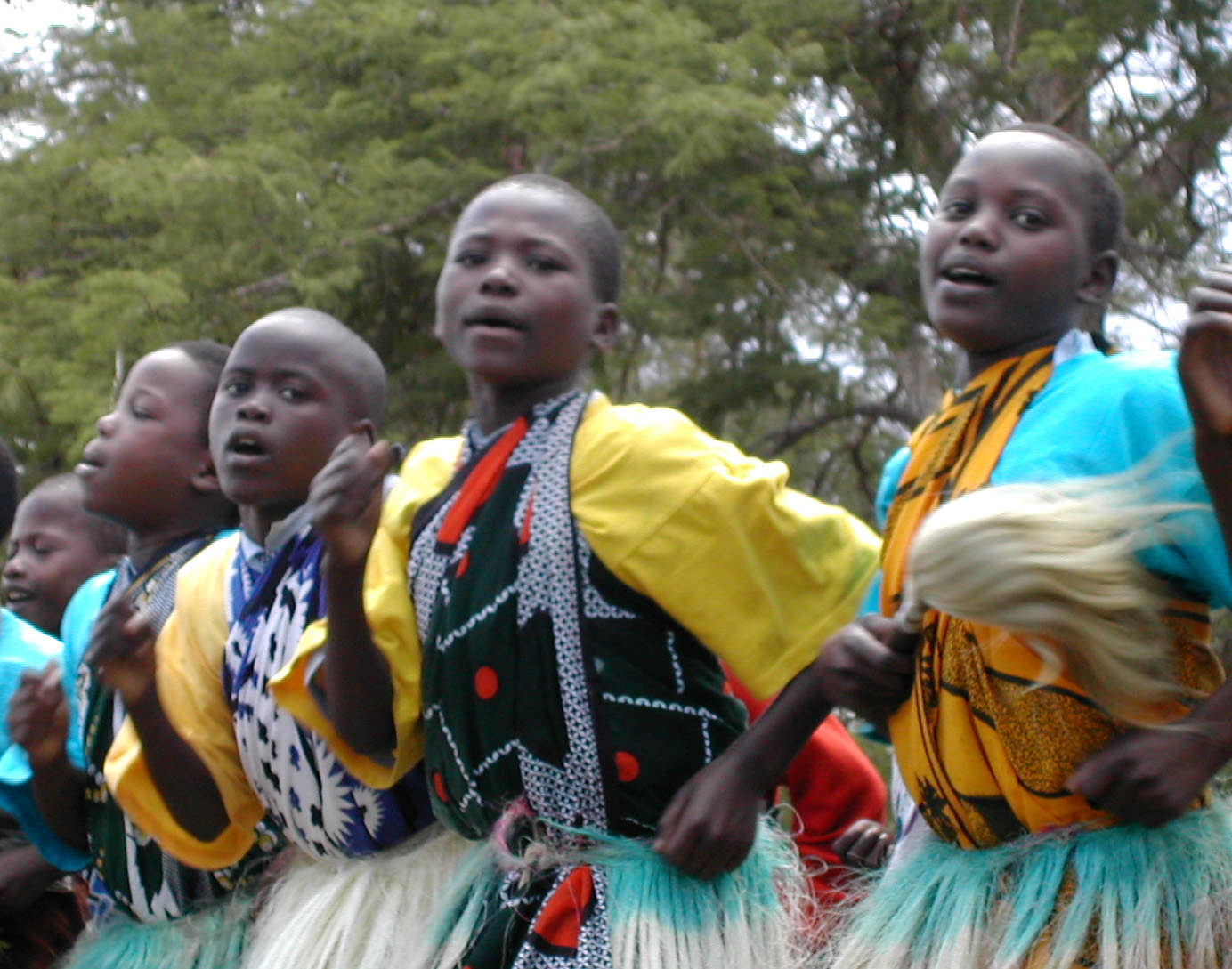 Các vũ công nam nữ Kenya đang biểu diễn một điệu nhảy truyền thống.
