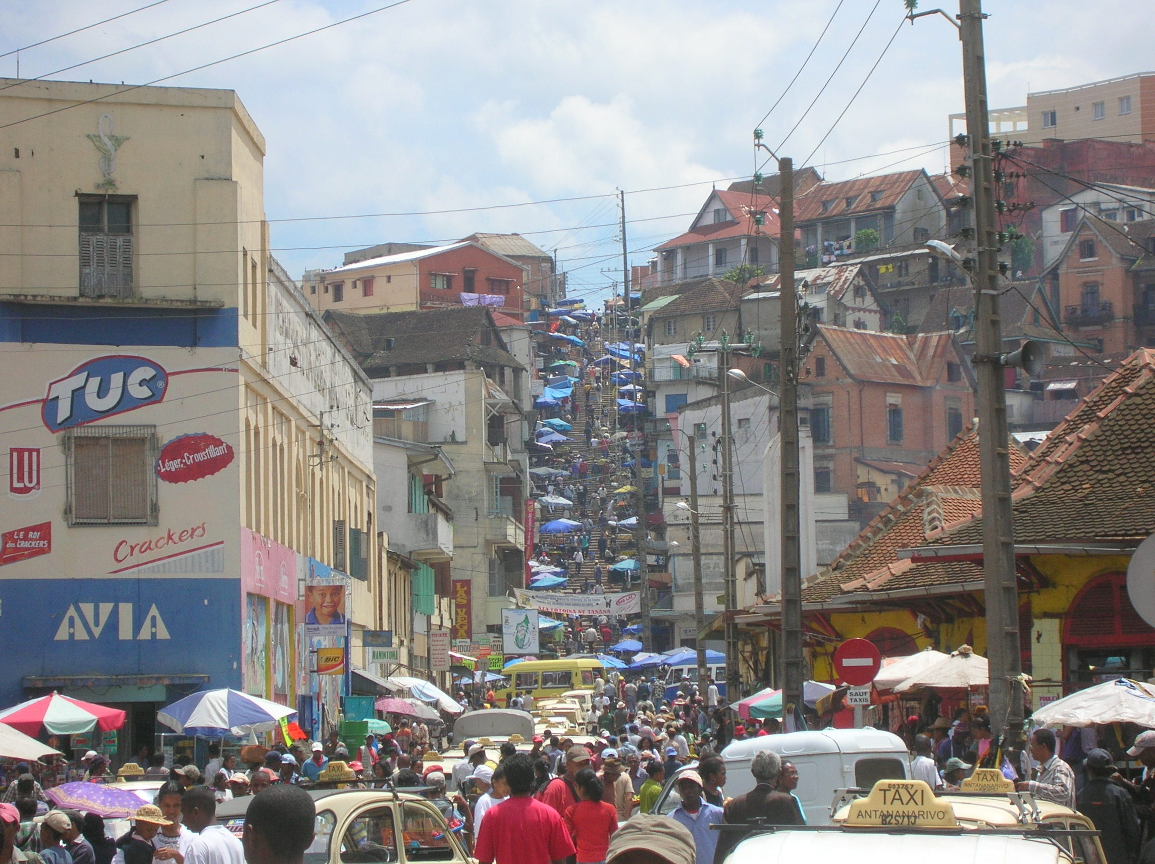 Antananarivo ialah ibu kota politik dan ekonomi Madagaskar.