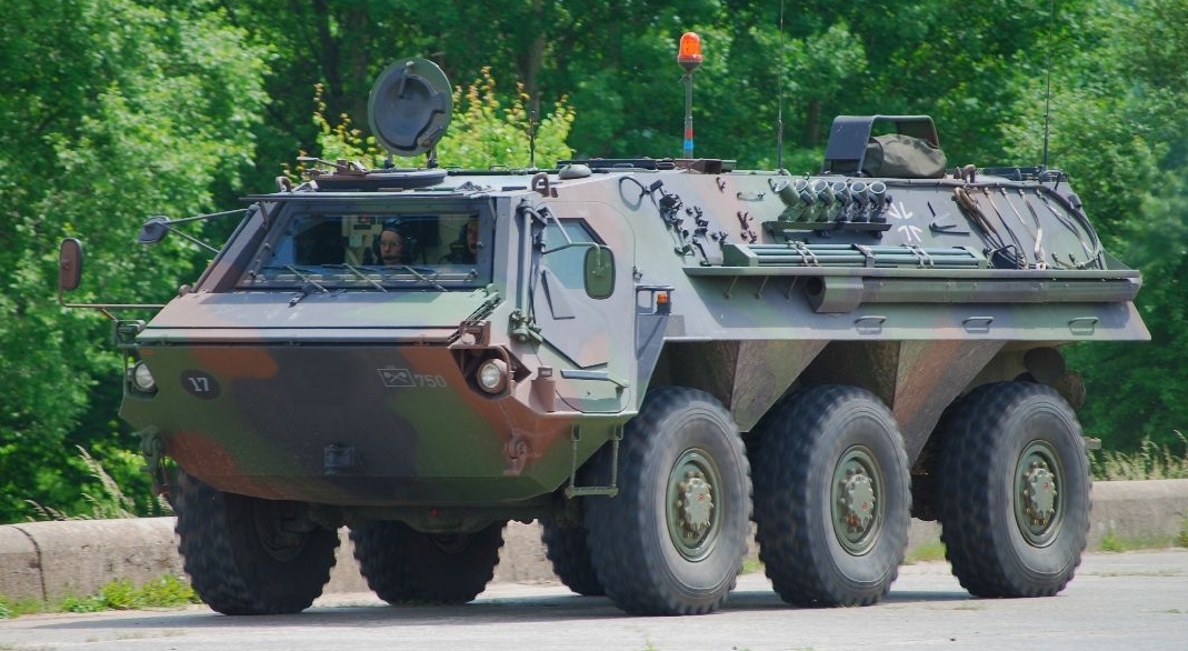 Kendaraan pengangkut personel lapis baja TPz Fuchs Jerman.
