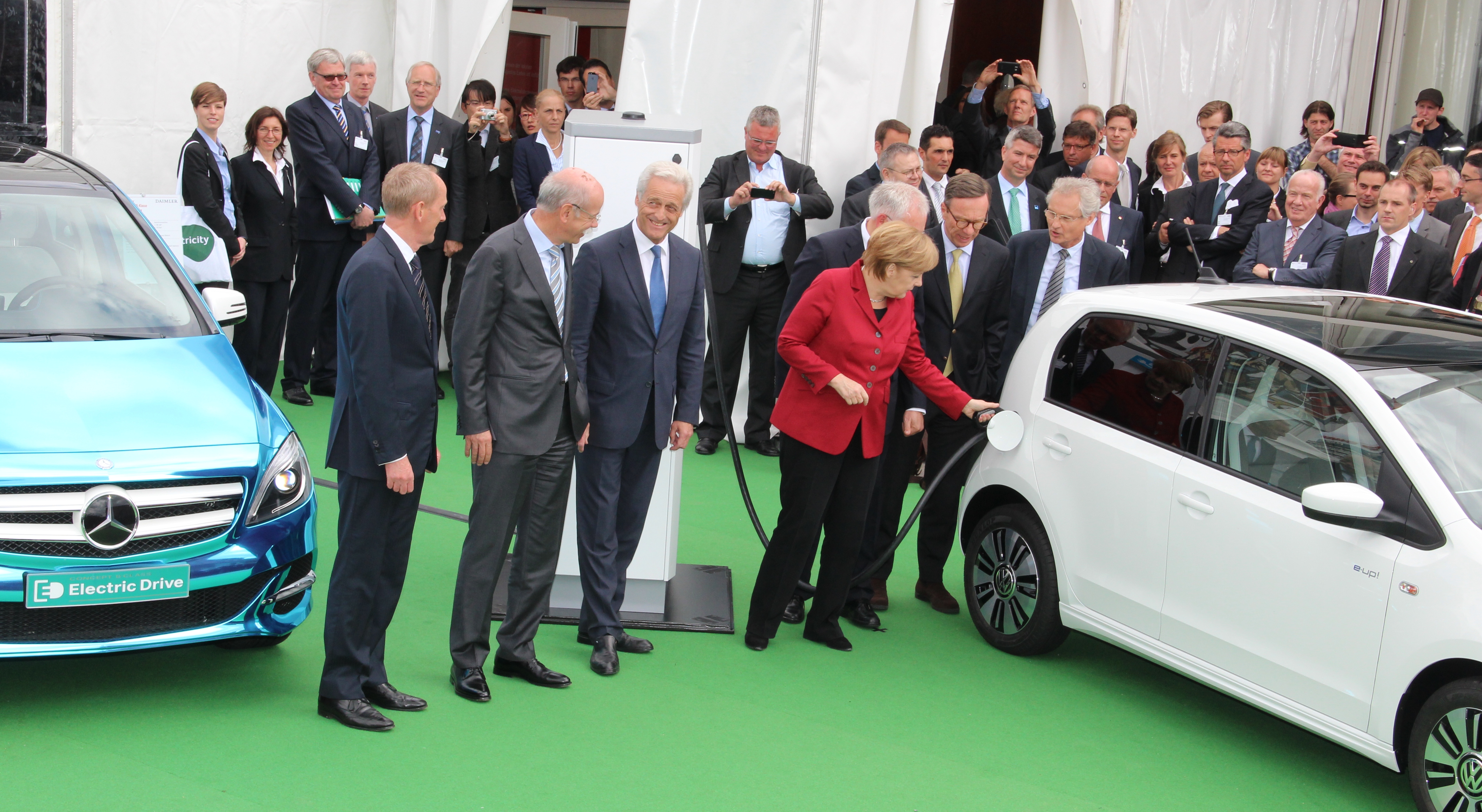 Kanselir saat itu Angela Merkel di KTT Elektromobilitas 2013 di Berlin. Semua mobil baru yang dijual di Jerman harus menjadi kendaraan tanpa emisi mulai tahun 2035.