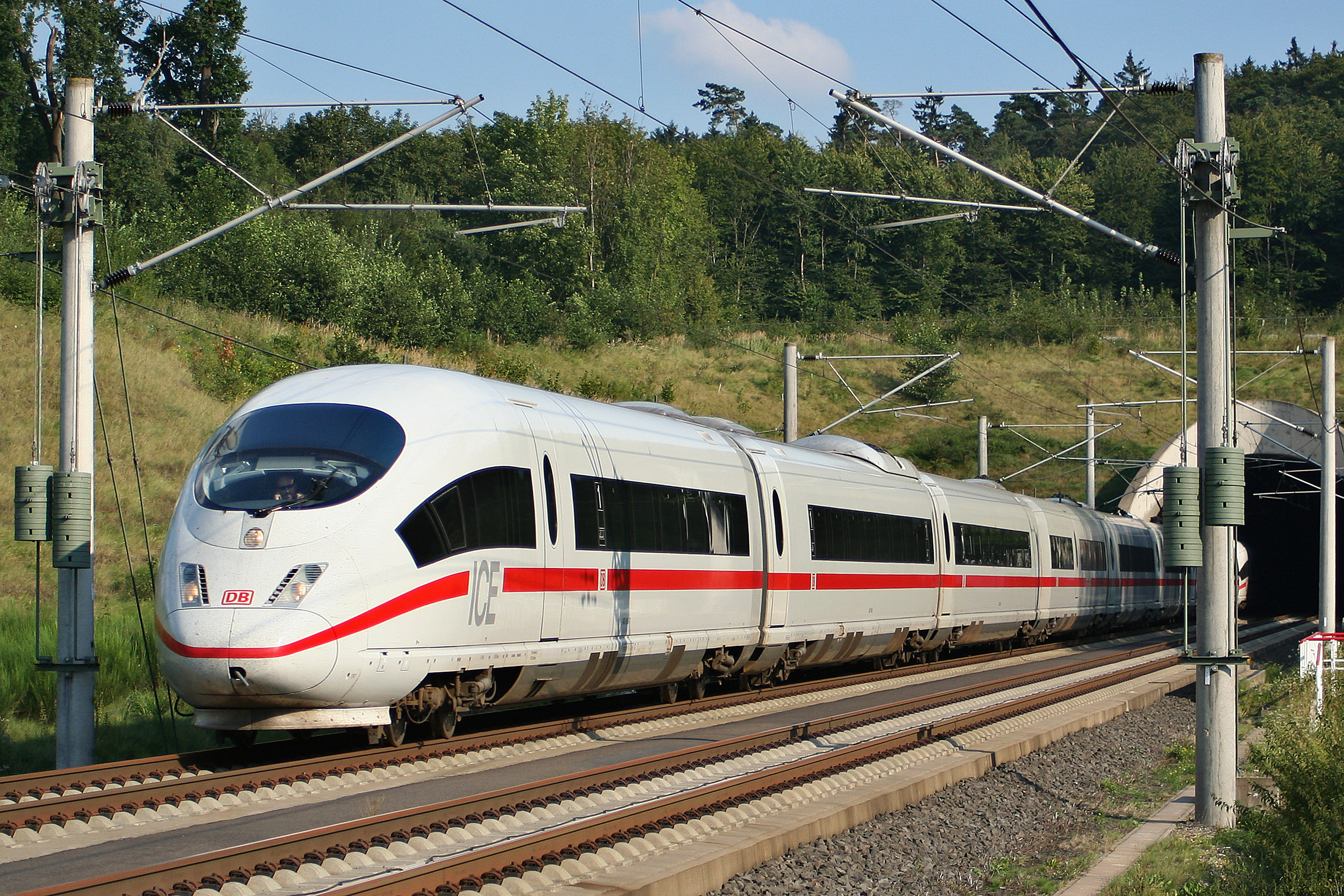 Sebuah kereta ICE 3 di jalur kereta api kecepatan tinggi Cologne-Frankfurt, dengan kecepatan operasi hingga 300 km/h.
