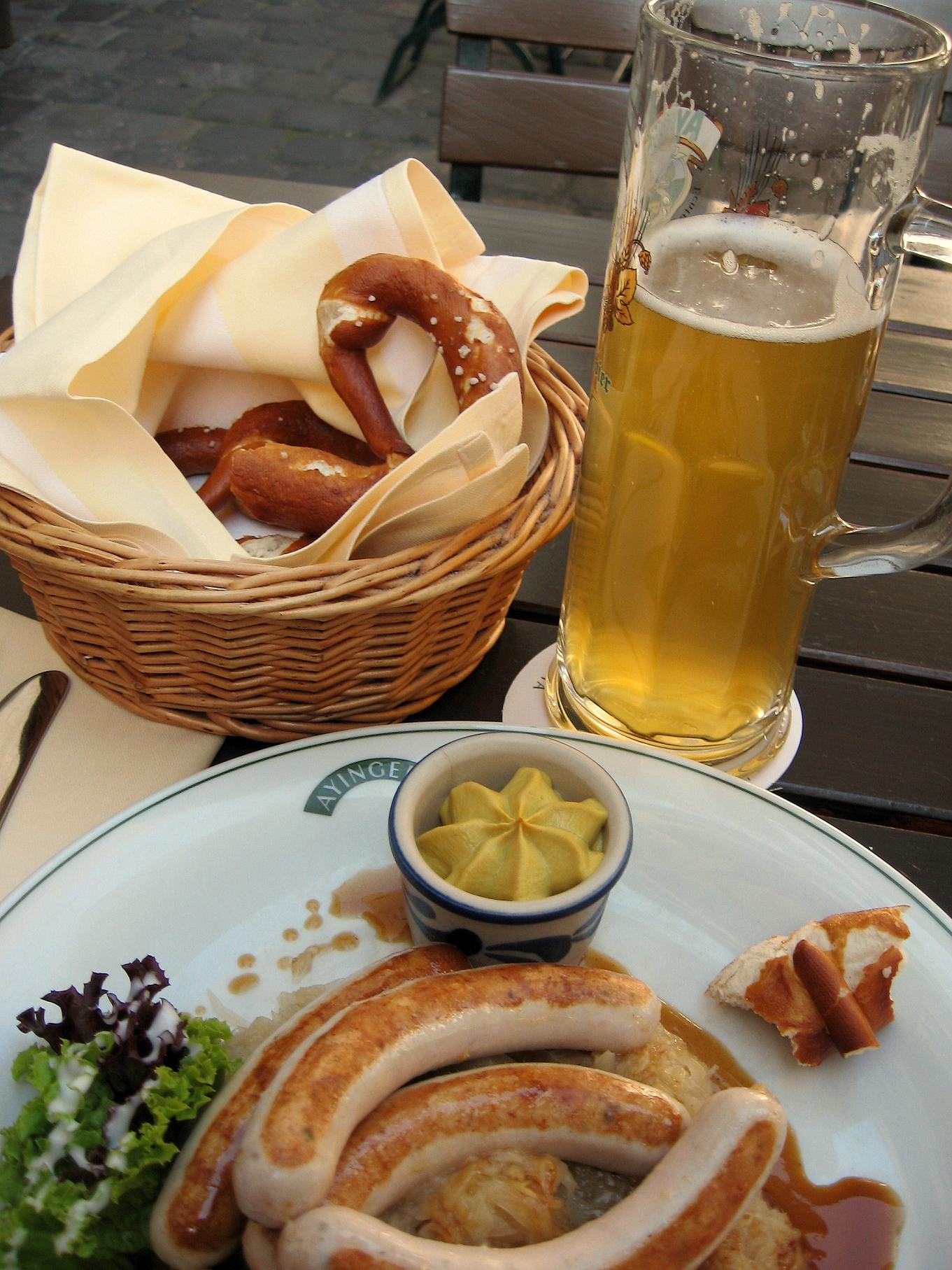 Bratwurst Bavaria dengan moster, pretzel, dan bir Jerman.