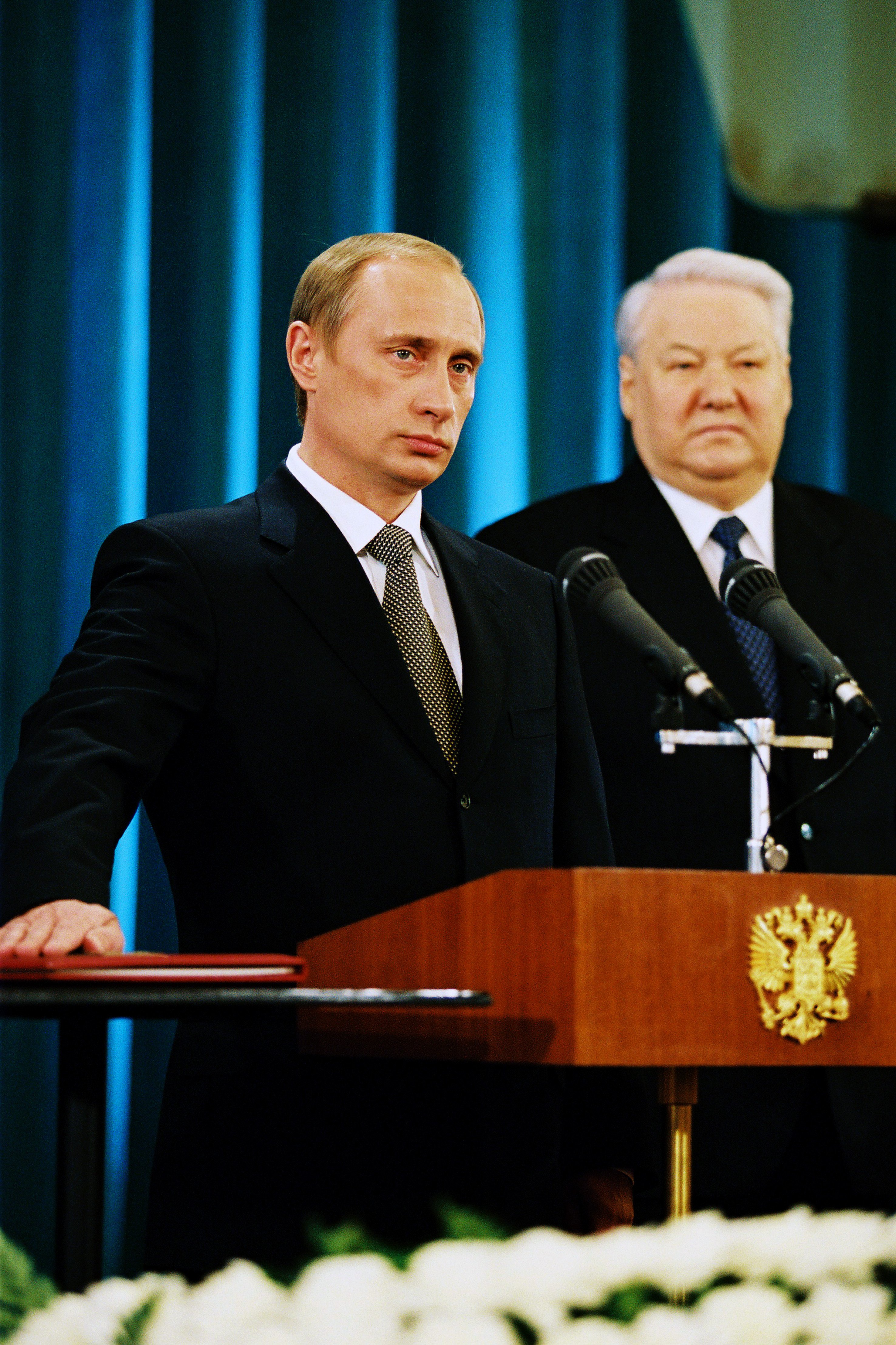 Vladimir Putin mengambil sumpah jabatan sebagai presiden pada pelantikan pertamanya, dengan Boris Yeltsin mengawasi, tahun 2000.