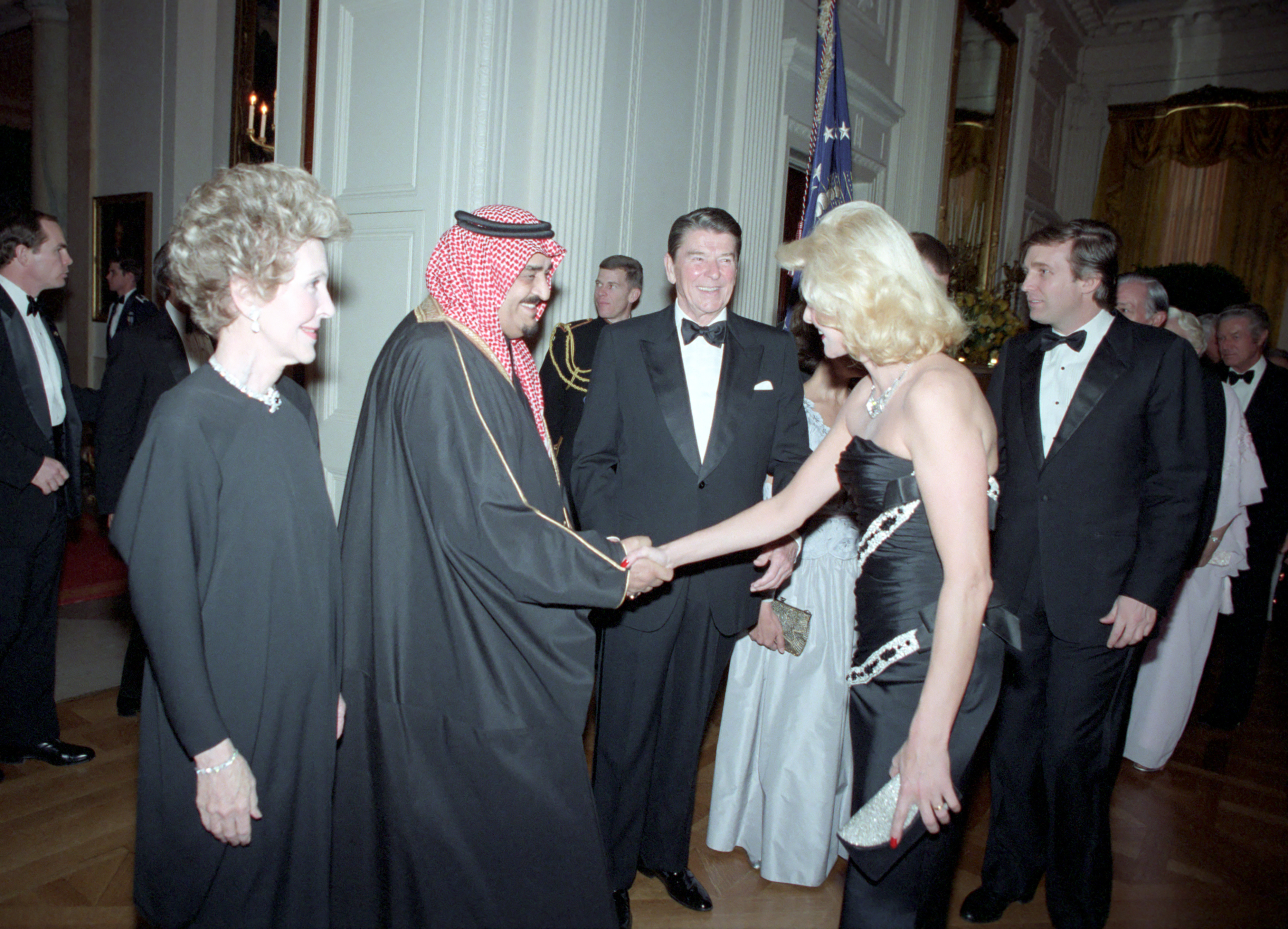 Raja Fahd bersama Presiden AS Ronald Reagan dan calon Presiden AS Donald Trump pada tahun 1985. AS dan Arab Saudi memasok uang dan senjata kepada para pejuang mujahidin anti-Soviet di Afghanistan.