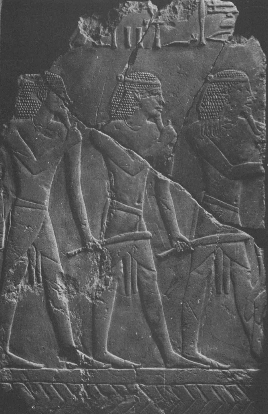 Ukiran timbul Hatshepsut Punt menggambarkan tiga lelaki berpakaian Puntite membawa hadiah