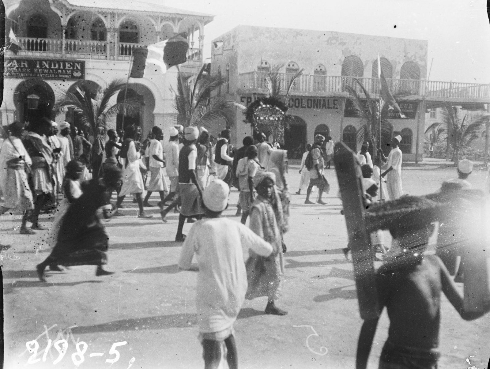 Prosesi khusyuk umat Islam menggunakan lira Sudan untuk merayakan Idul Fitri pada tahun 1913.