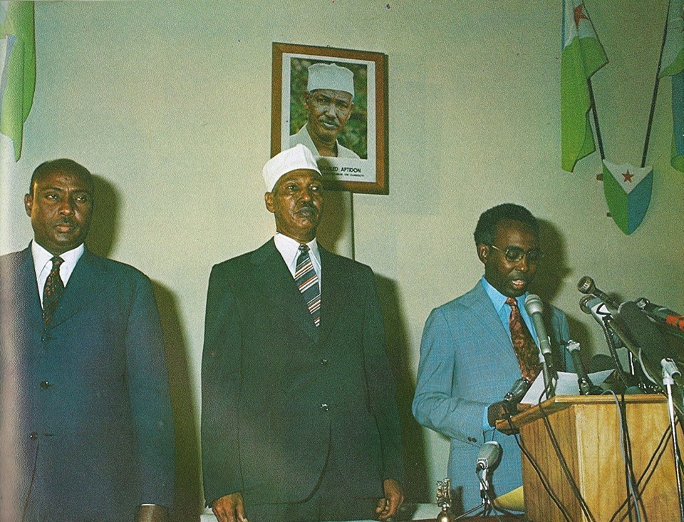 Ahmed Dini Ahmed mengisytiharkan Deklarasi Kemerdekaan Djibouti pada 27 Jun 1977