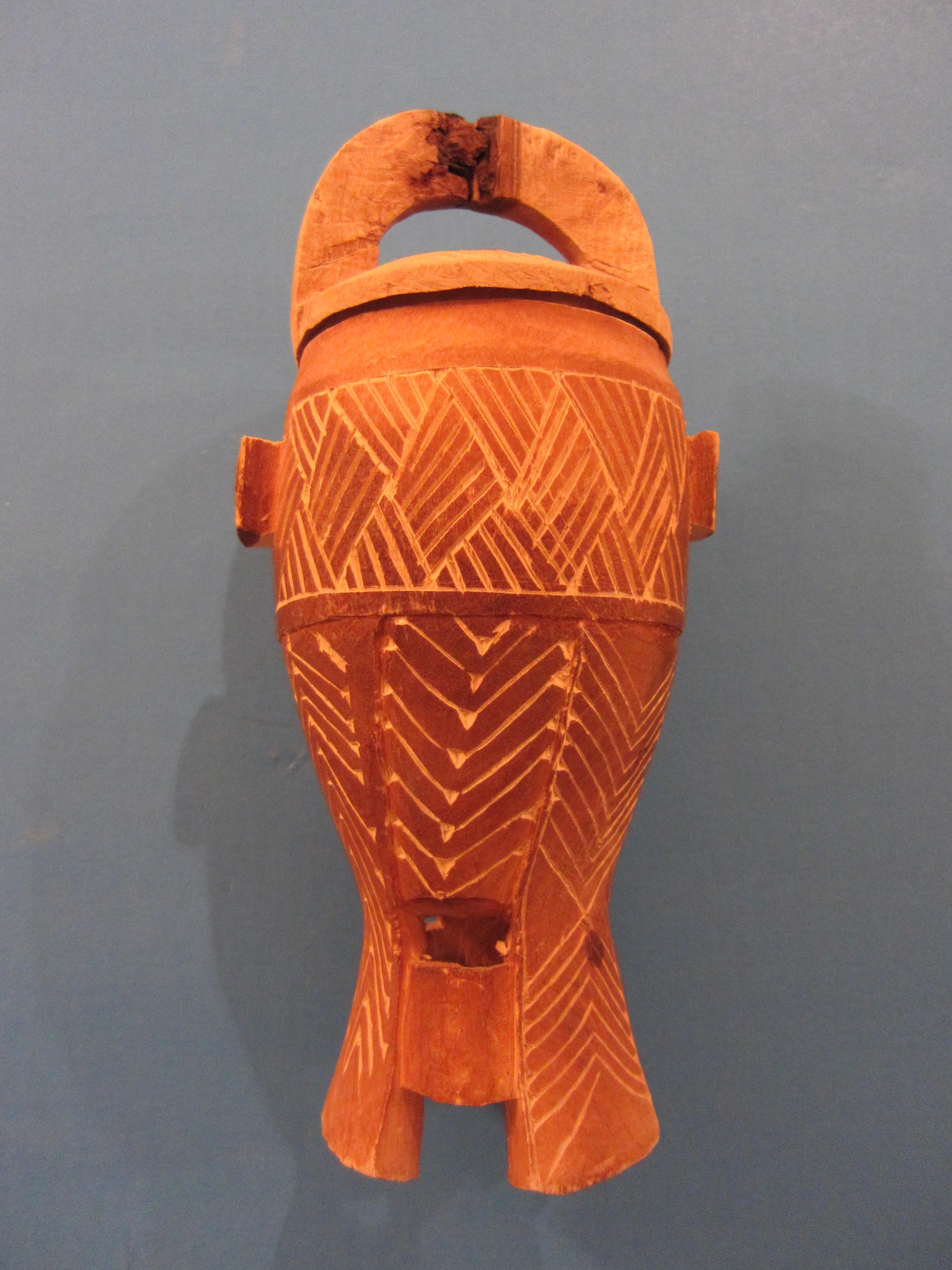Tempayan ukiran kayu tradisional dari Oued Ouea di Wilayah Tadjourah.