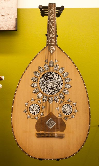 Oud adalah instrumen umum dalam musik tradisional Jibuti.