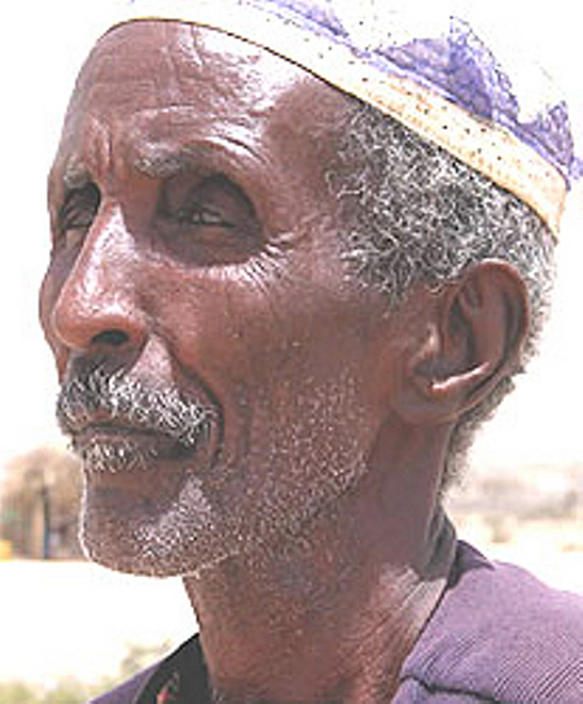 Seorang lelaki Somali memakai taqiyah (kopiah) tradisional.