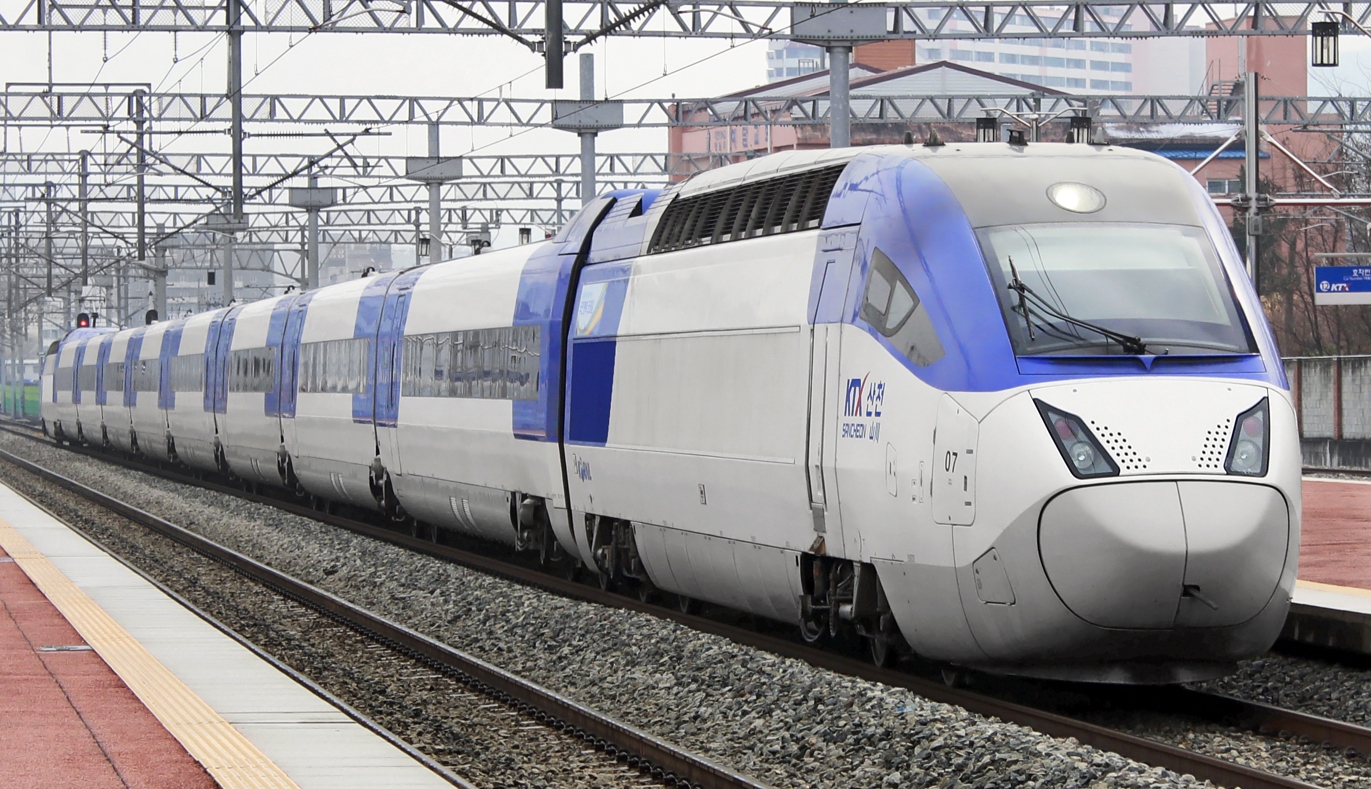 최고 시속 300 km/h에 달하는 KTX-산천.