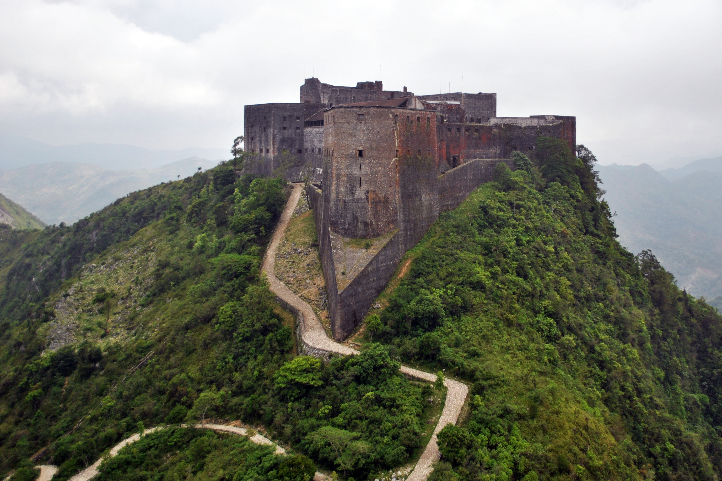 Thành Citadelle Laferrière, được xây dựng từ năm 1805-1822, là pháo đài lớn nhất châu Mỹ và được người dân địa phương coi là kỳ quan thứ tám của thế giới.