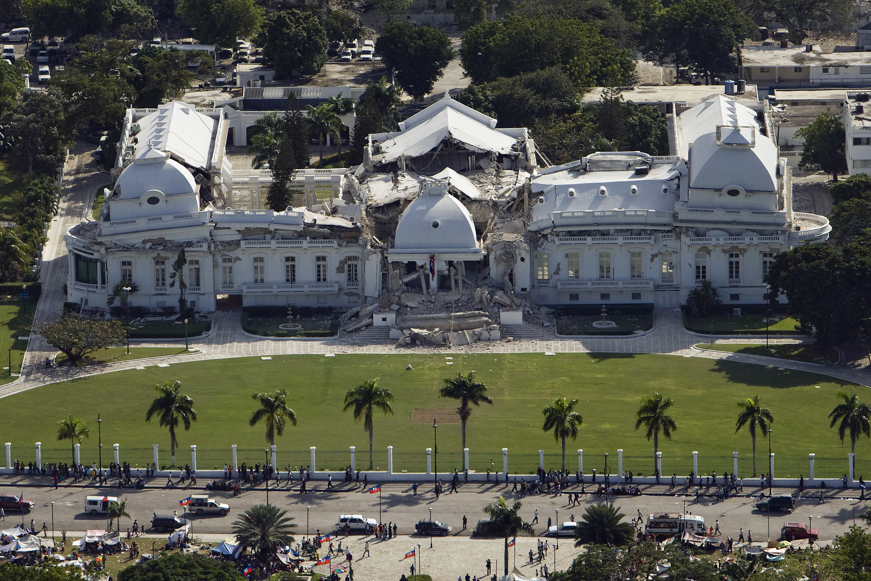 Dinh Quốc gia Haiti, tọa lạc tại Port-au-Prince, Haiti, bị hư hại nặng nề sau trận động đất năm 2010. Ban đầu đây là một công trình hai tầng; tầng hai đã sụp đổ hoàn toàn.
