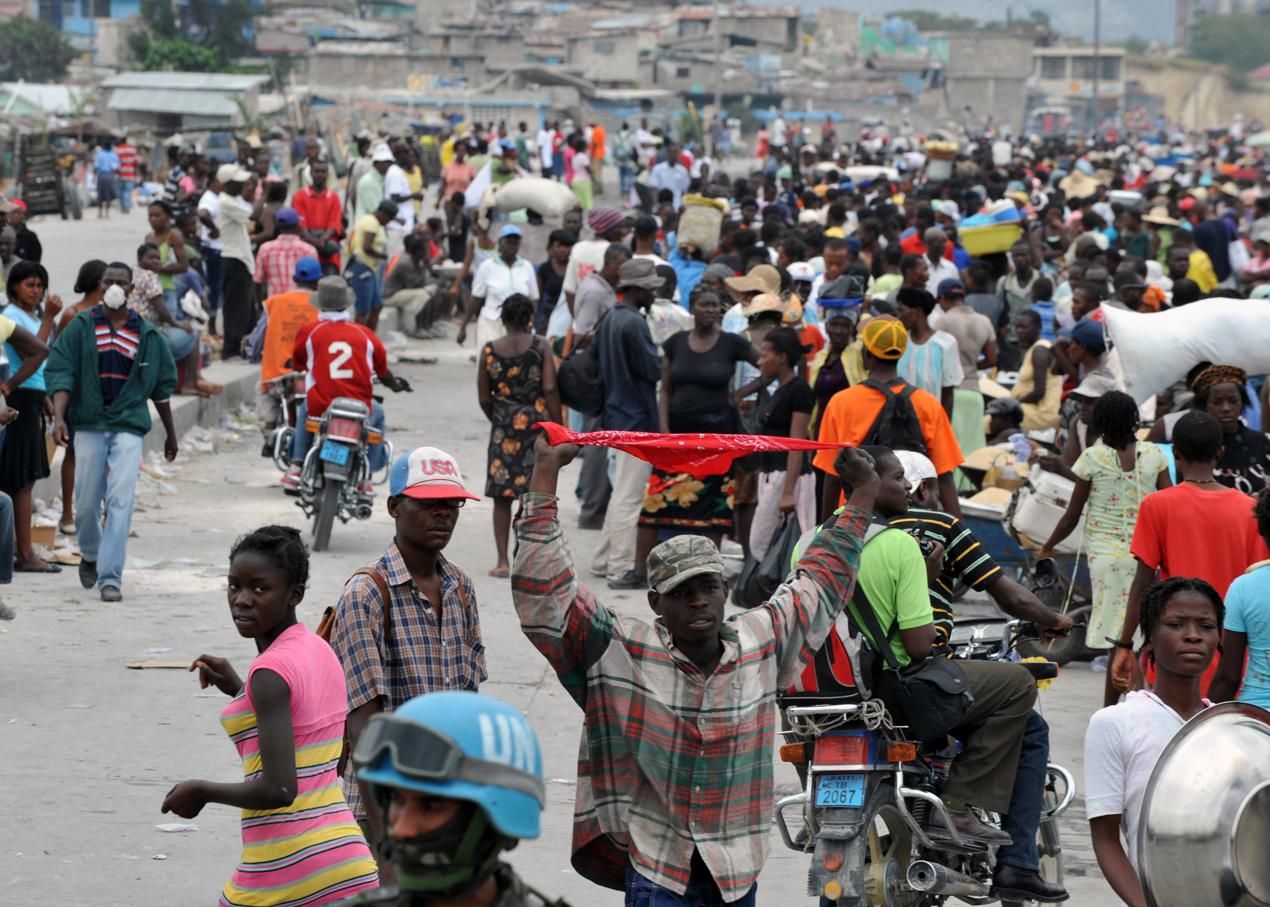 Một cảnh đường phố của người Port-au-Prince với một Lính gìn giữ hòa bình Liên Hợp Quốc của phái bộ Haiti