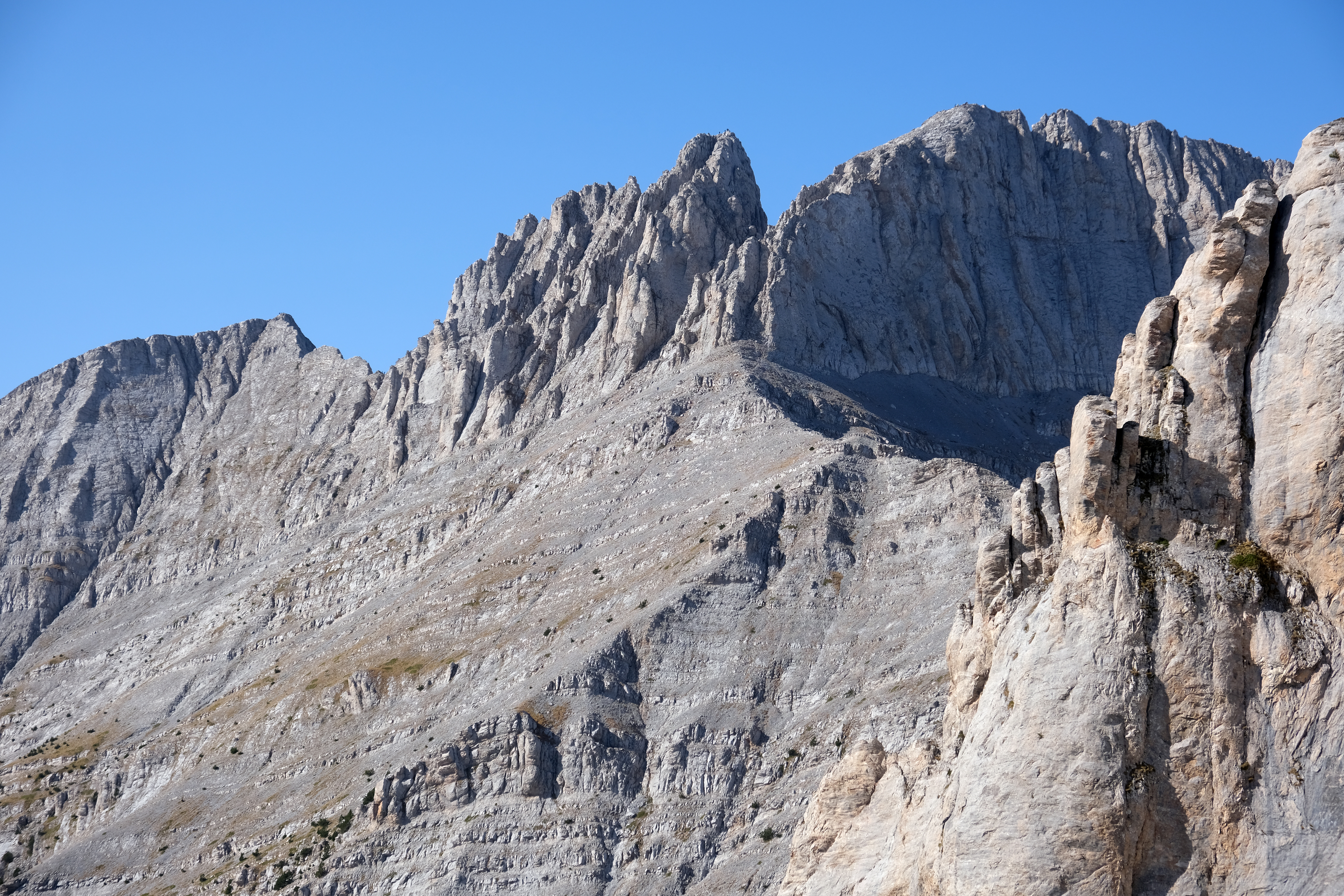 Gunung Olimpus adalah gunung tertinggi di Yunani dan tempat tinggal mitos para Dewa Olimpus.