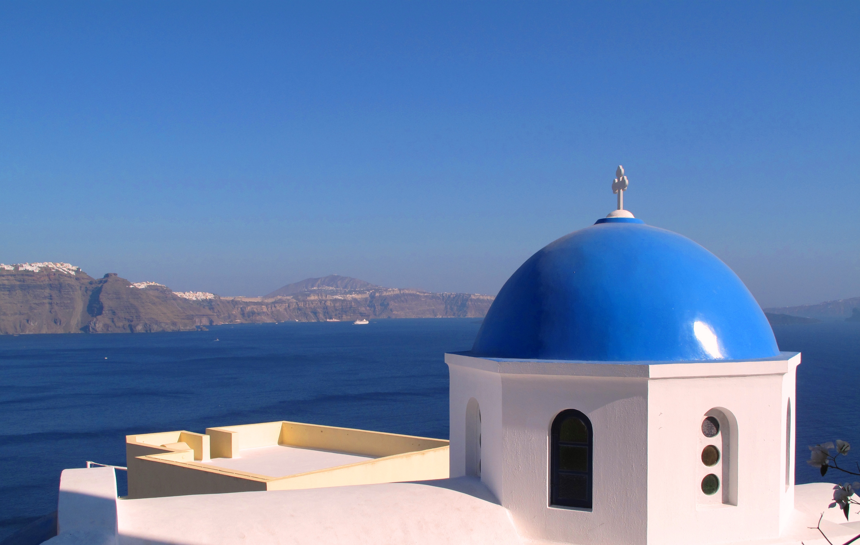 Santorini, một điểm đến du lịch nổi tiếng, được xếp hạng là hòn đảo hàng đầu thế giới trên nhiều tạp chí và trang web du lịch.