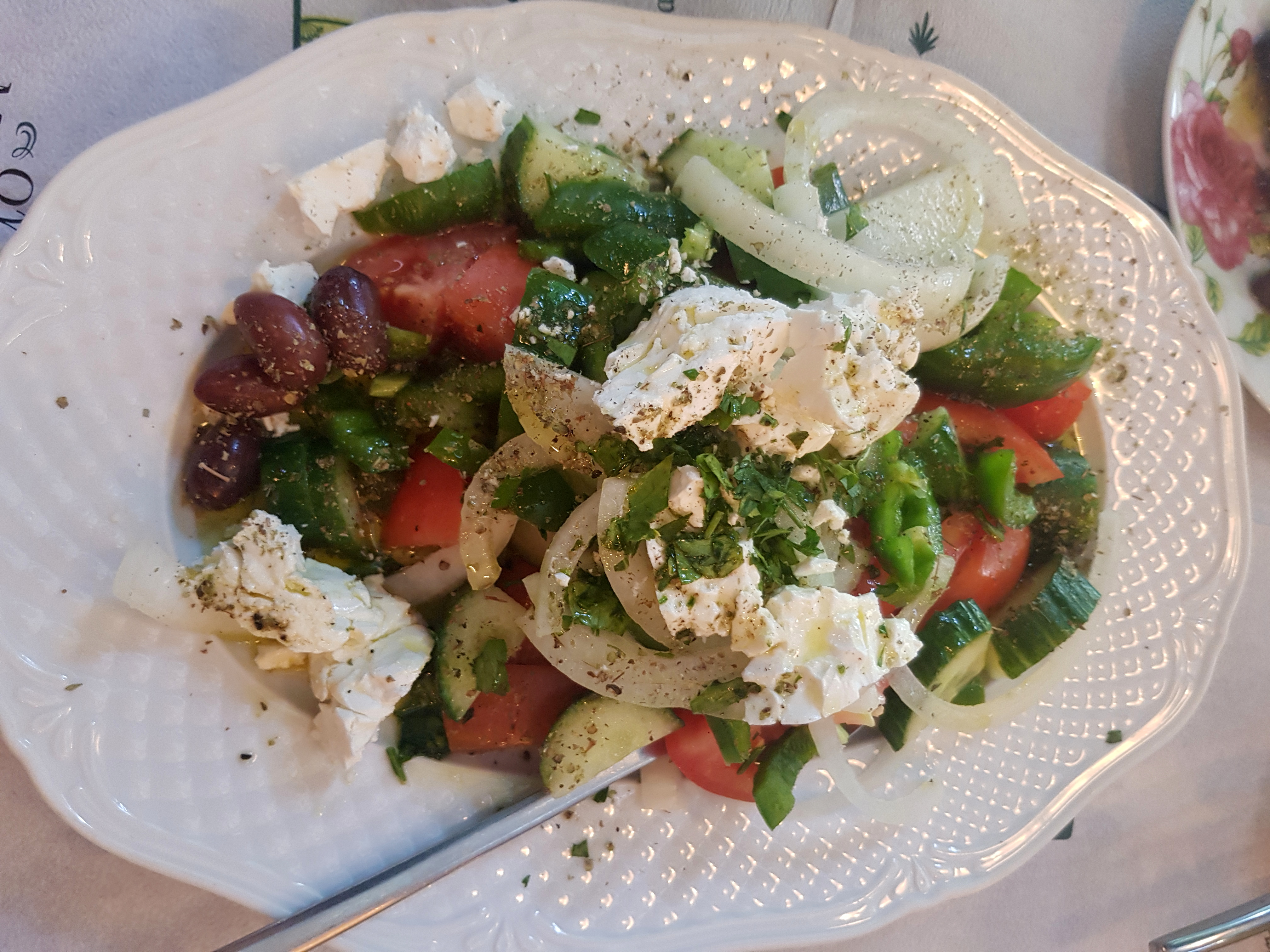 Sebuah Salad Yunani, dengan feta dan zaitun