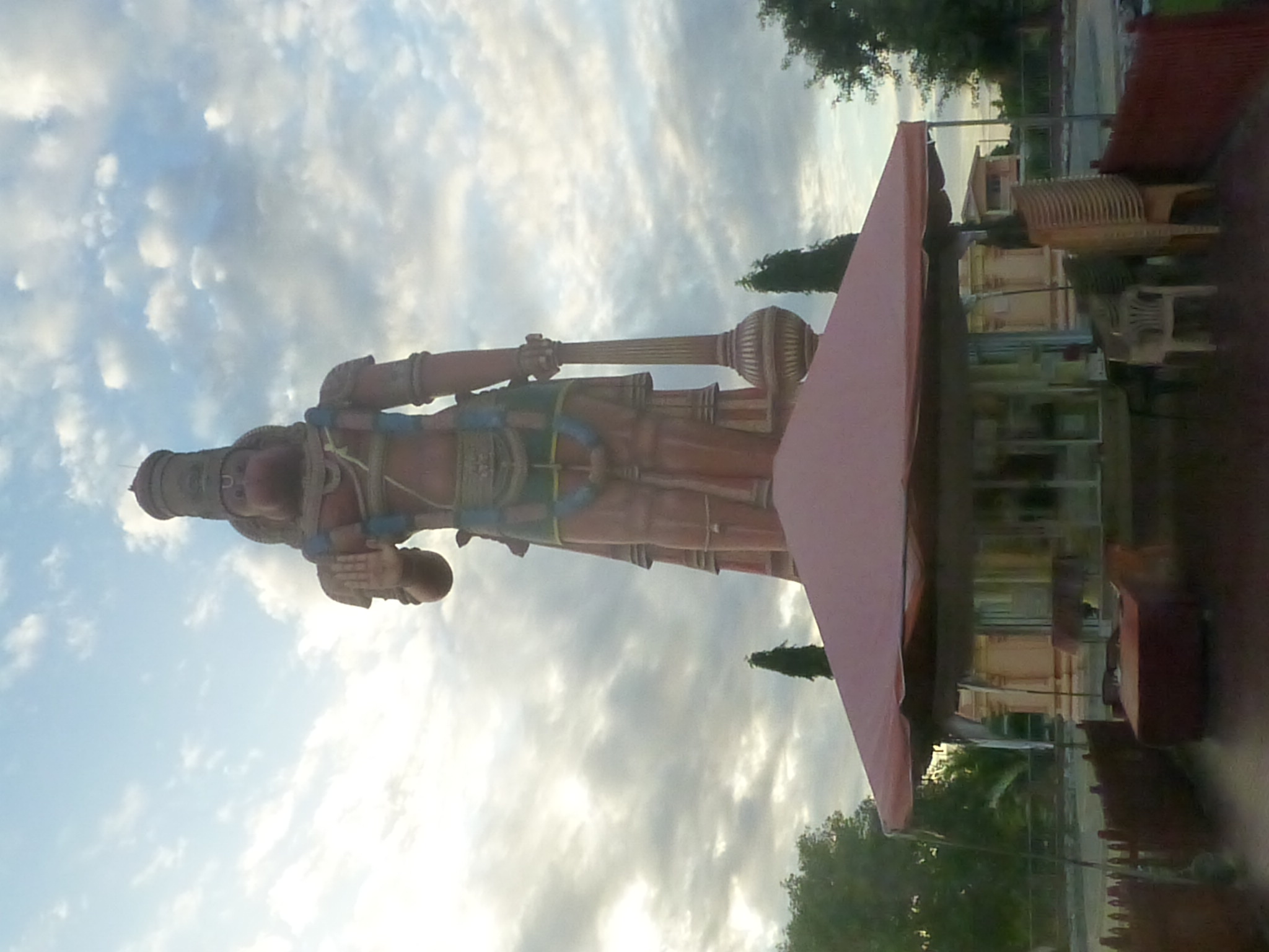 Murti Hanuman setinggi 26 m di Carapichaima, pusat budaya Hindu dan Indo-Trinidad yang terkenal; ini adalah salah satu patung Hanuman terbesar di luar India