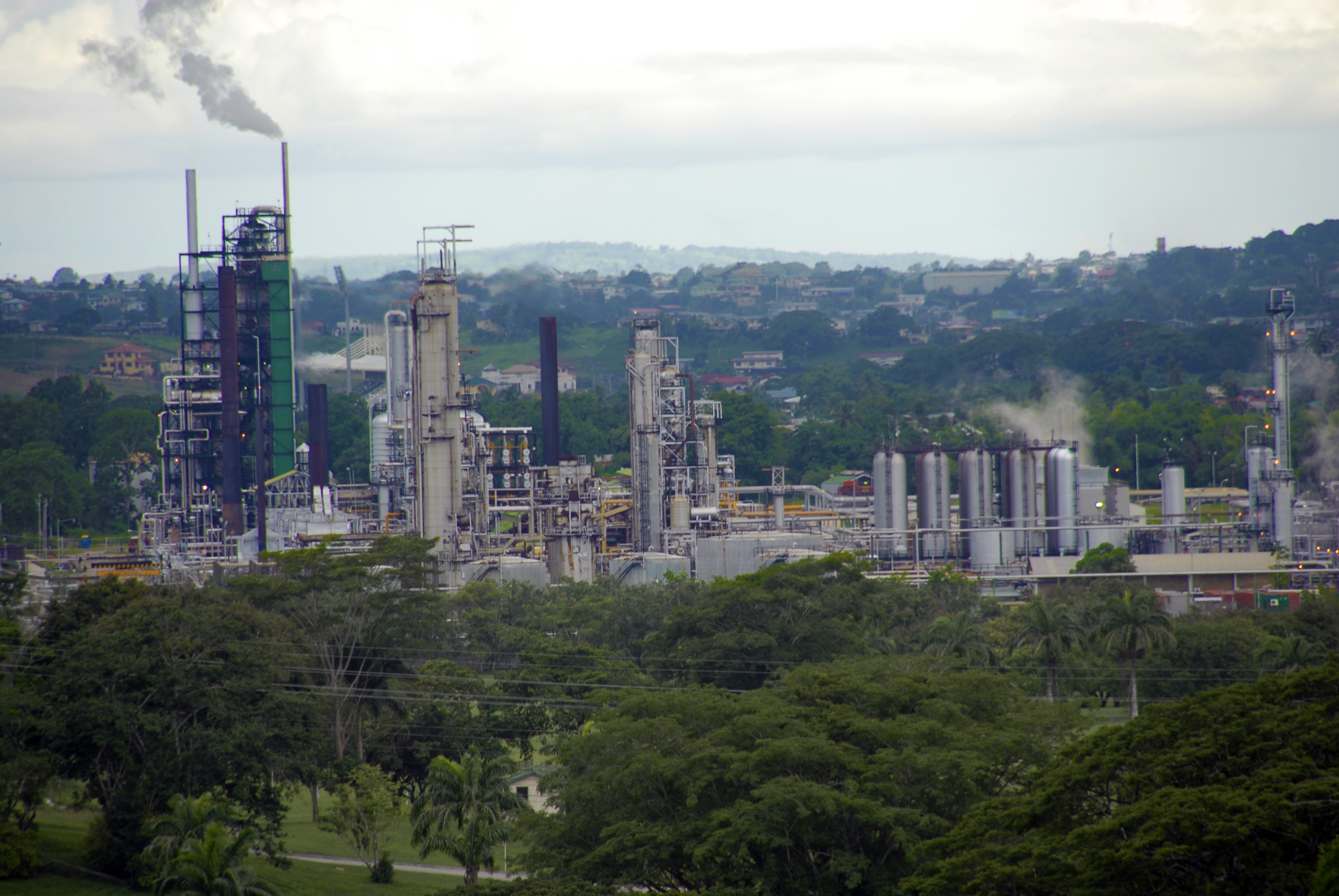 Kilang minyak di Pointe-à-Pierre. Industri petrokimia dan minyak yang kuat telah mendorong ekonomi dan negara ini kurang bergantung pada pariwisata atau pertanian