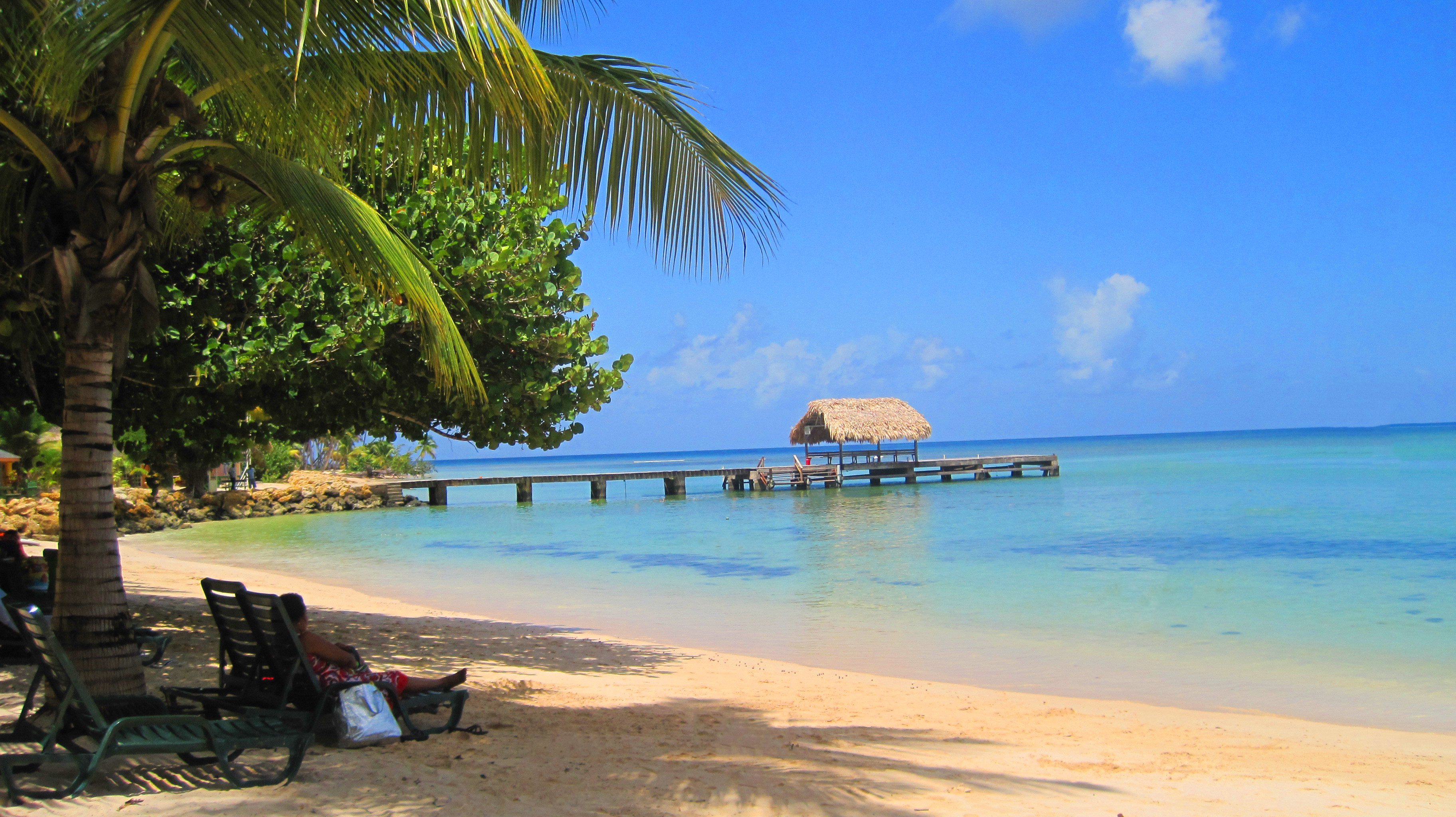 Wisatawan di pantai Pigeon Point, Tobago